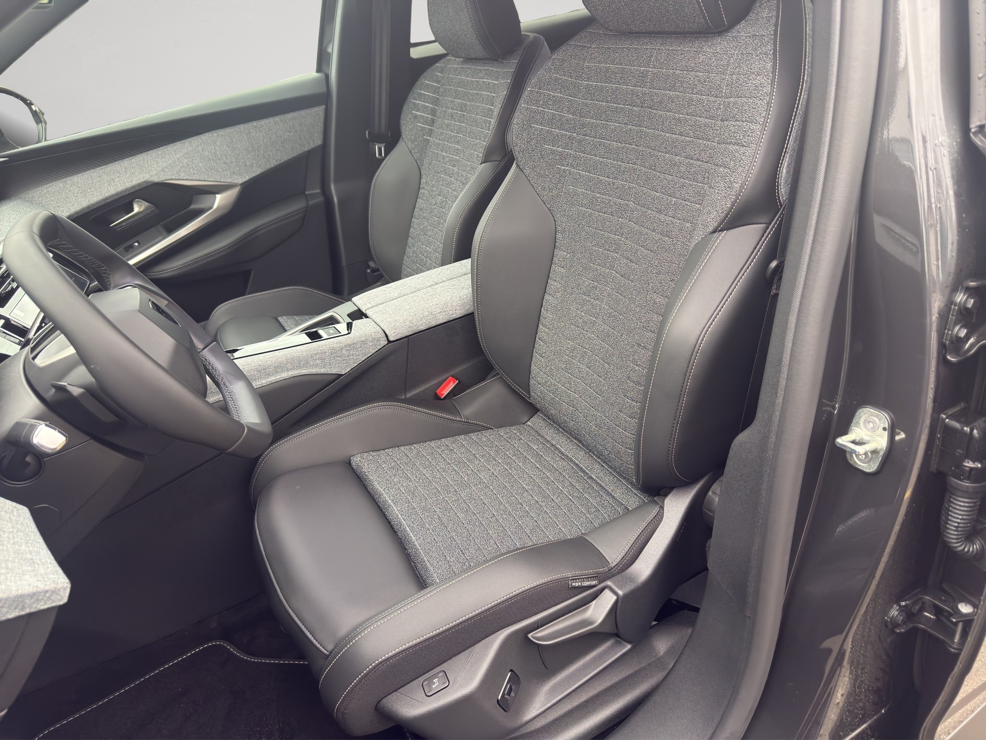 PEUGEOT 3008 145 e-DSC6 Hybrid Allure-image-12