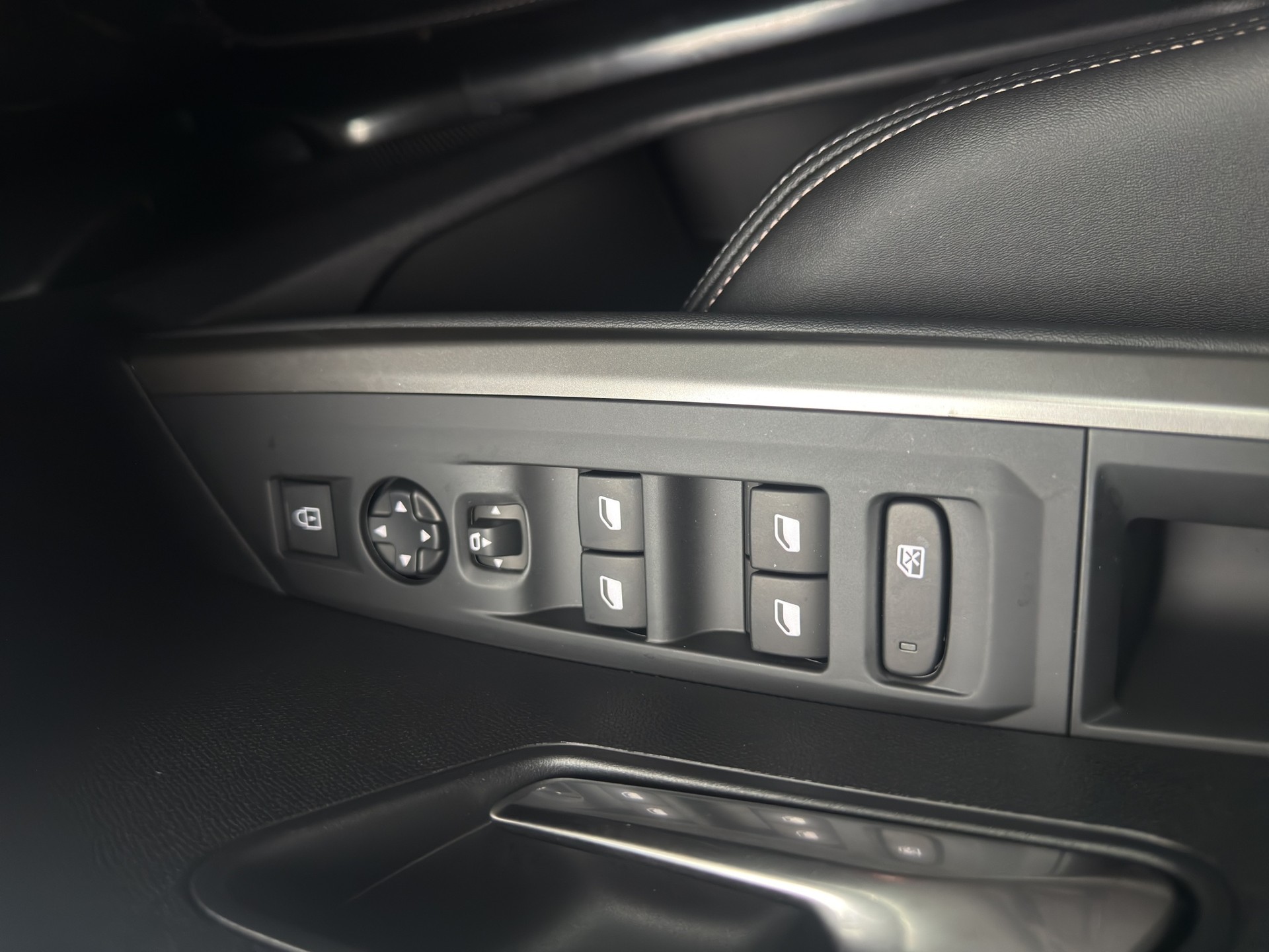 PEUGEOT 3008 145 e-DSC6 Hybrid Allure-image-17