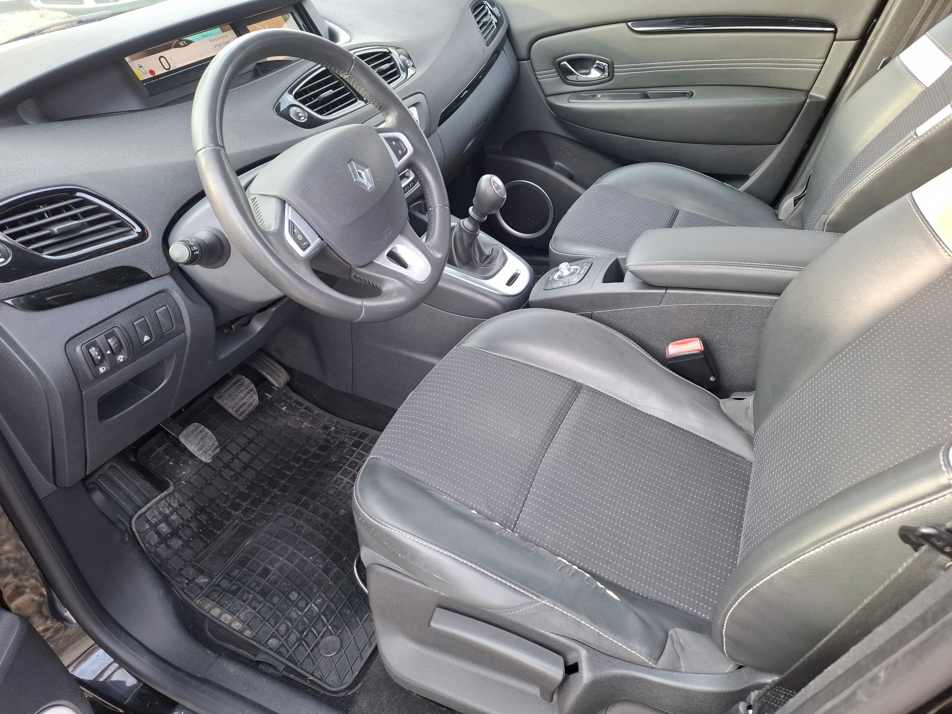 RENAULT Scénic 1.4 16V Turbo Privilège-image-9