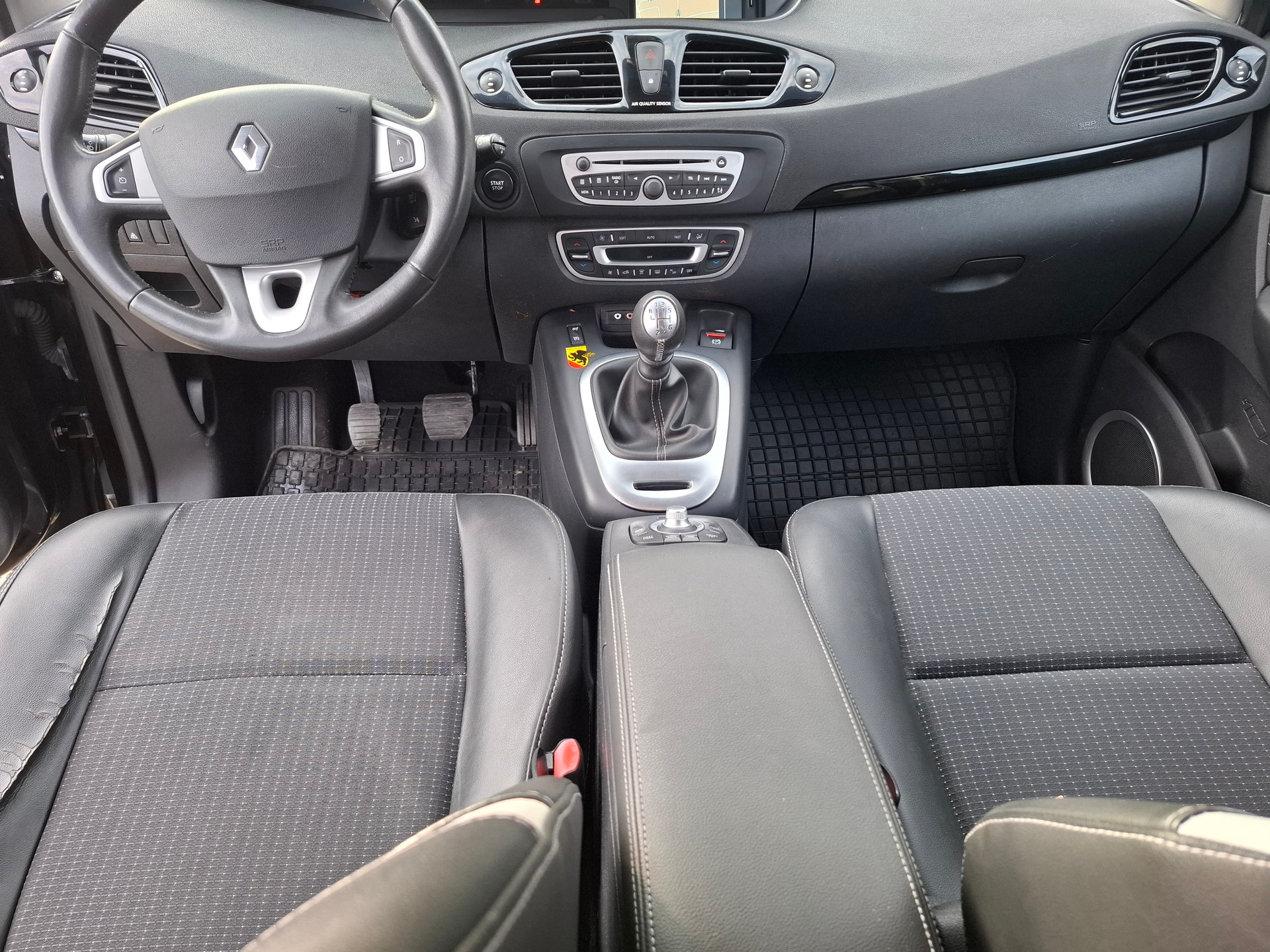 RENAULT Scénic 1.4 16V Turbo Privilège-image-11