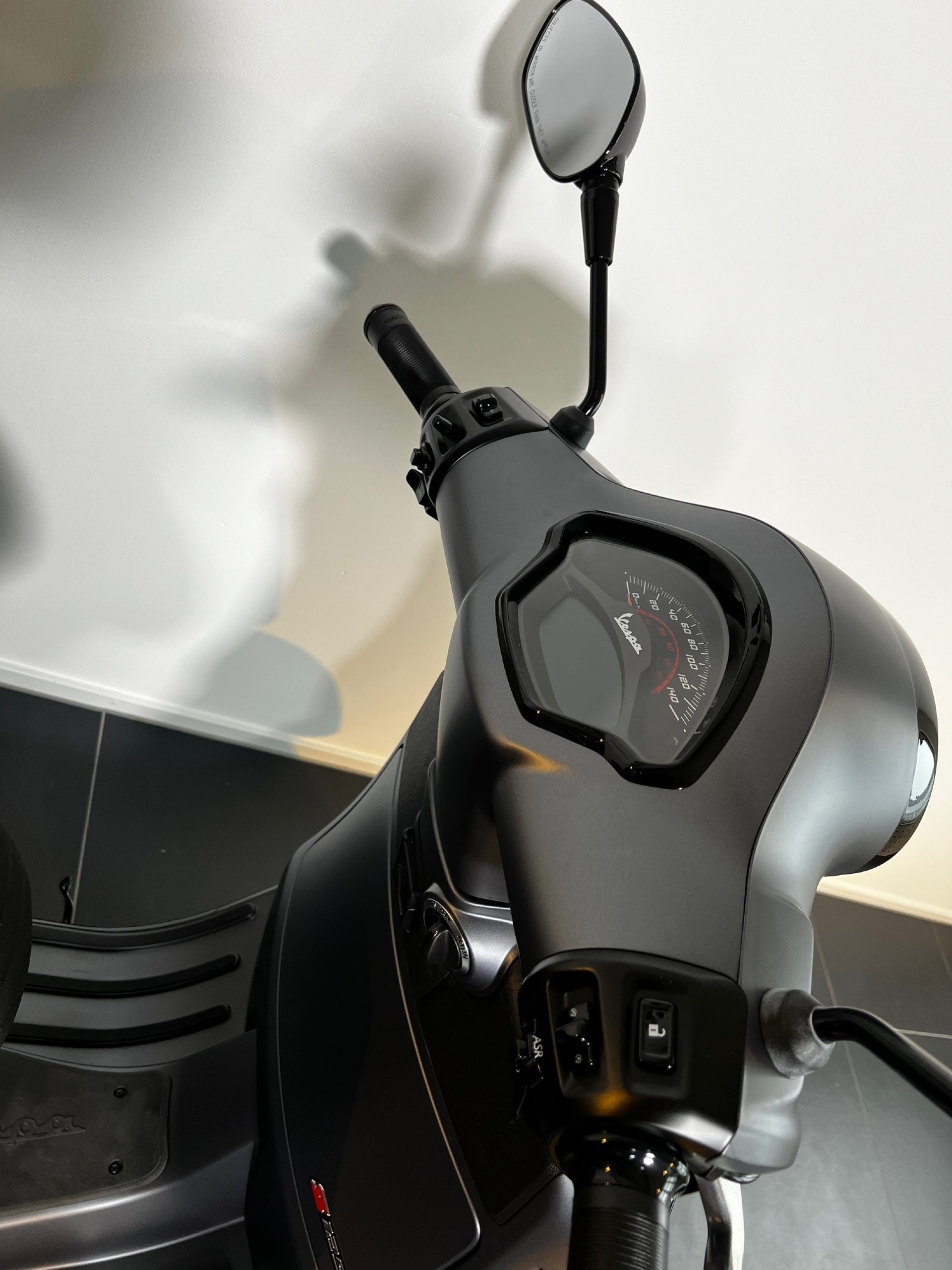 PIAGGIO Vespa GTS 125 Super Sport-image-2