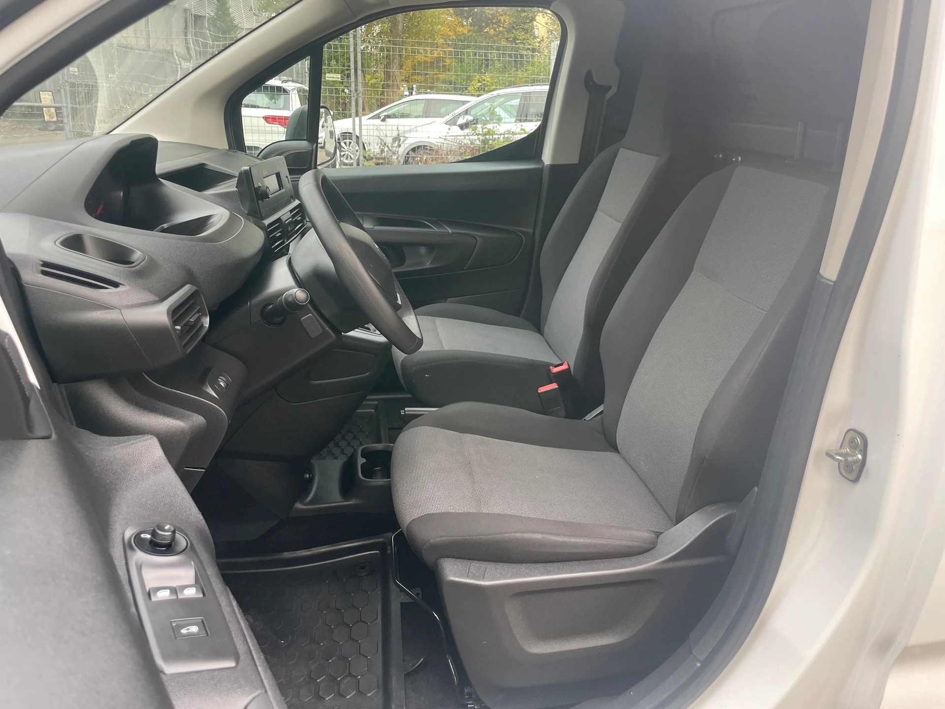PEUGEOT Partner 1.6 Blue HDi Access 650kg ** 02x Sitze ** Klimaanlage ** Nutzlast 470Kg ** Frisch Ab MFK-image-2