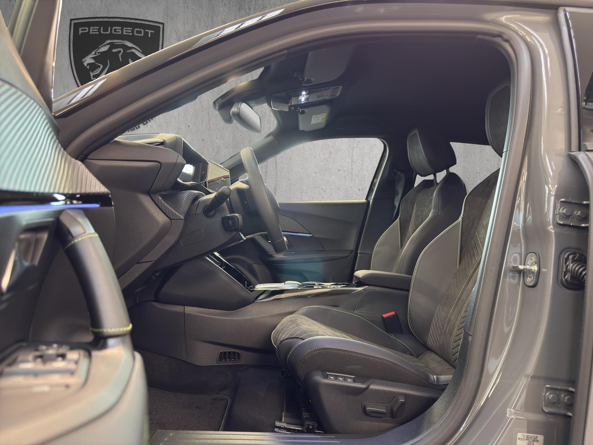 PEUGEOT 2008 1.2 Hybrid 145 GT-image-8