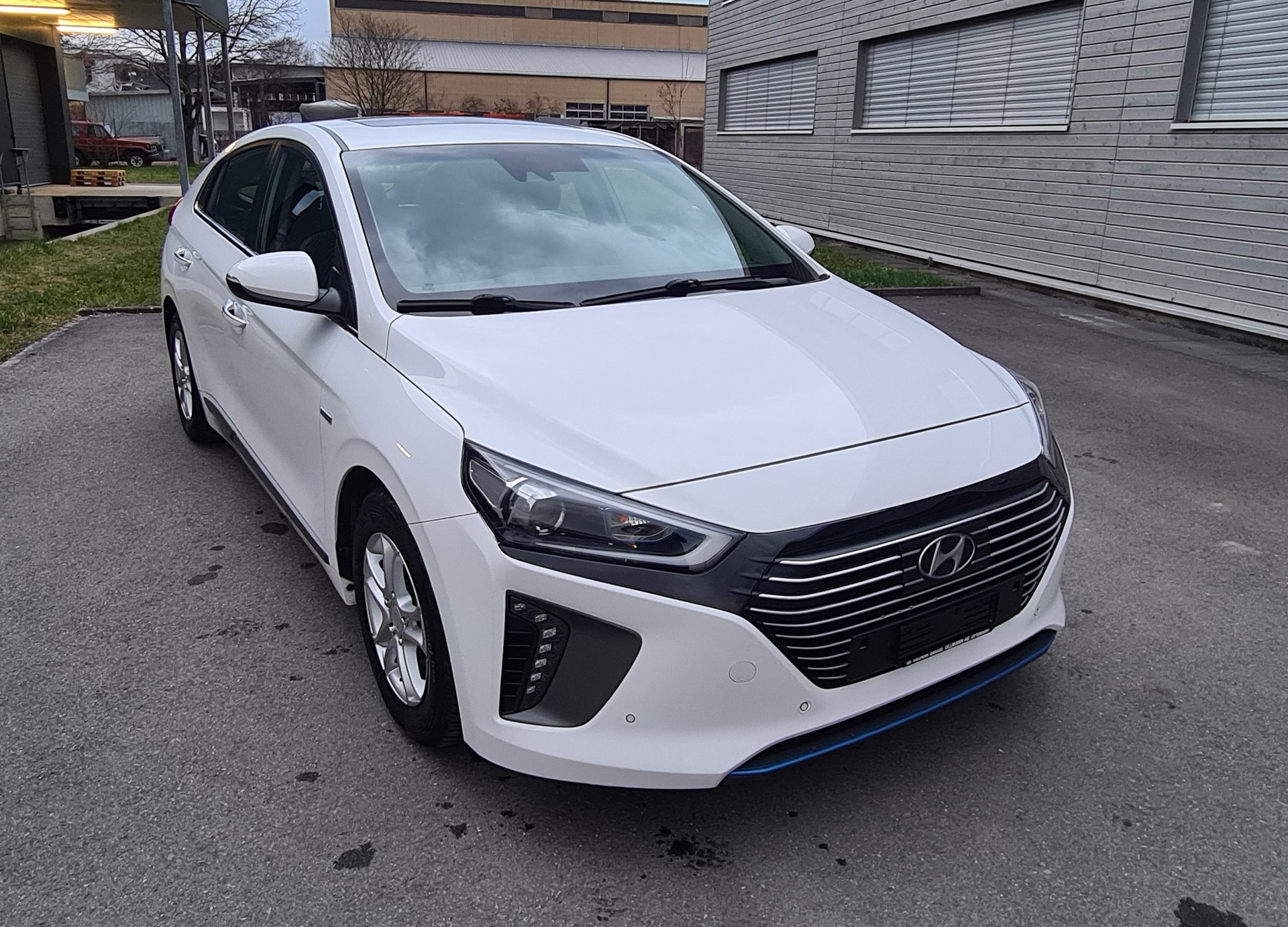 HYUNDAI Ioniq 1.6 GDi HEV Launch Plus DCT-showroom-element-1
