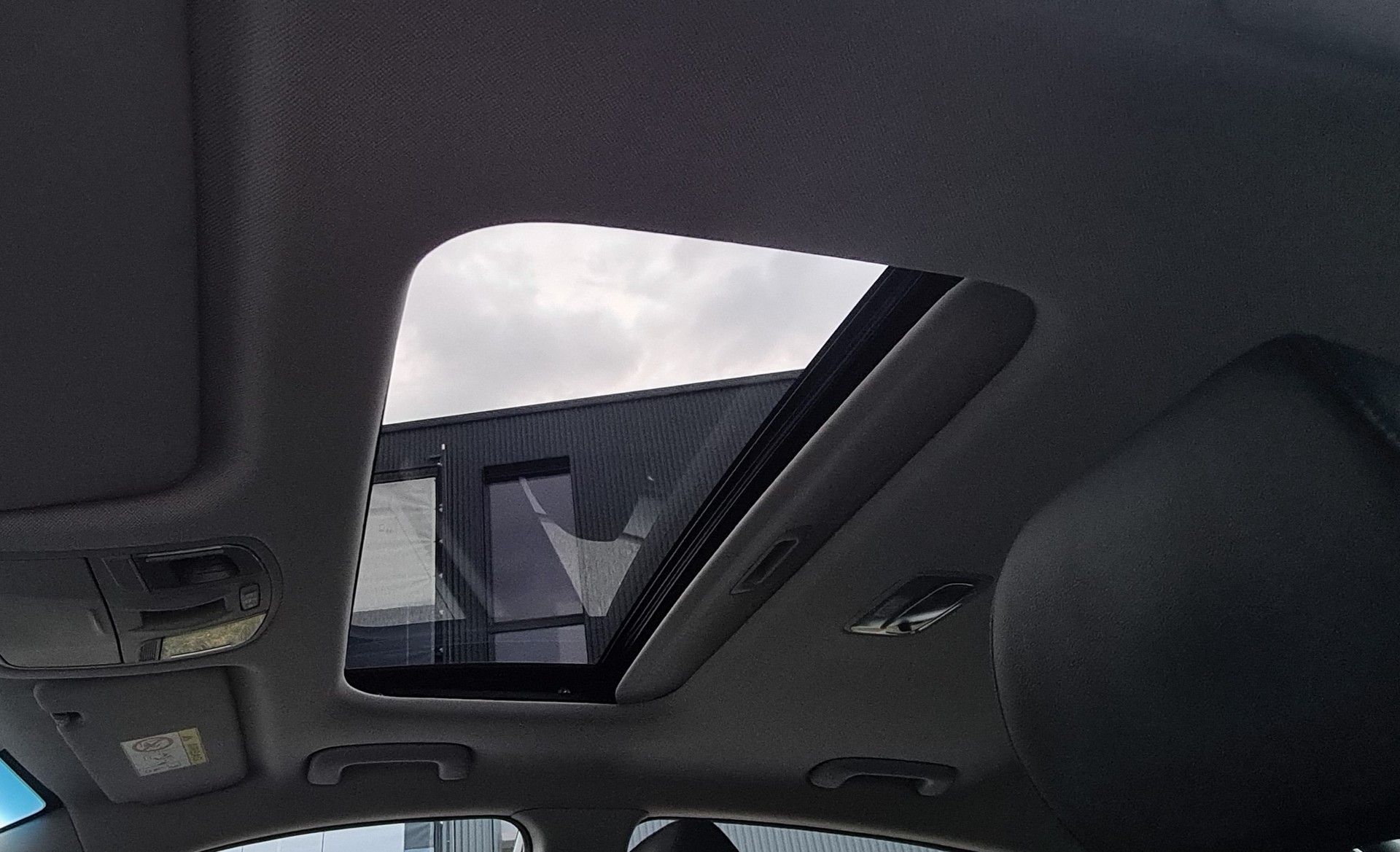 HYUNDAI Ioniq 1.6 GDi HEV Launch Plus DCT-image-15