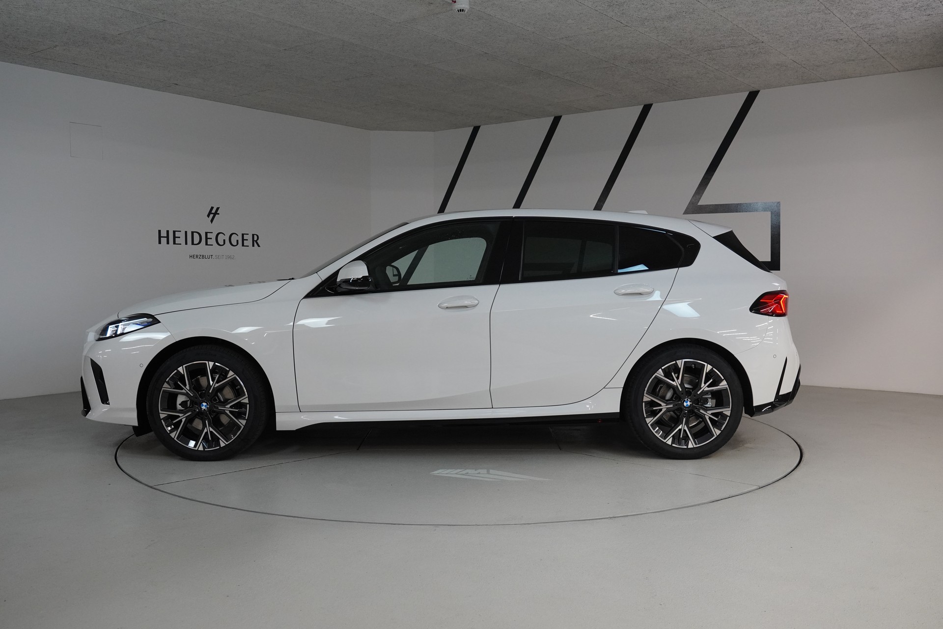 BMW 120d M Sport Steptronic-showroom-element-3