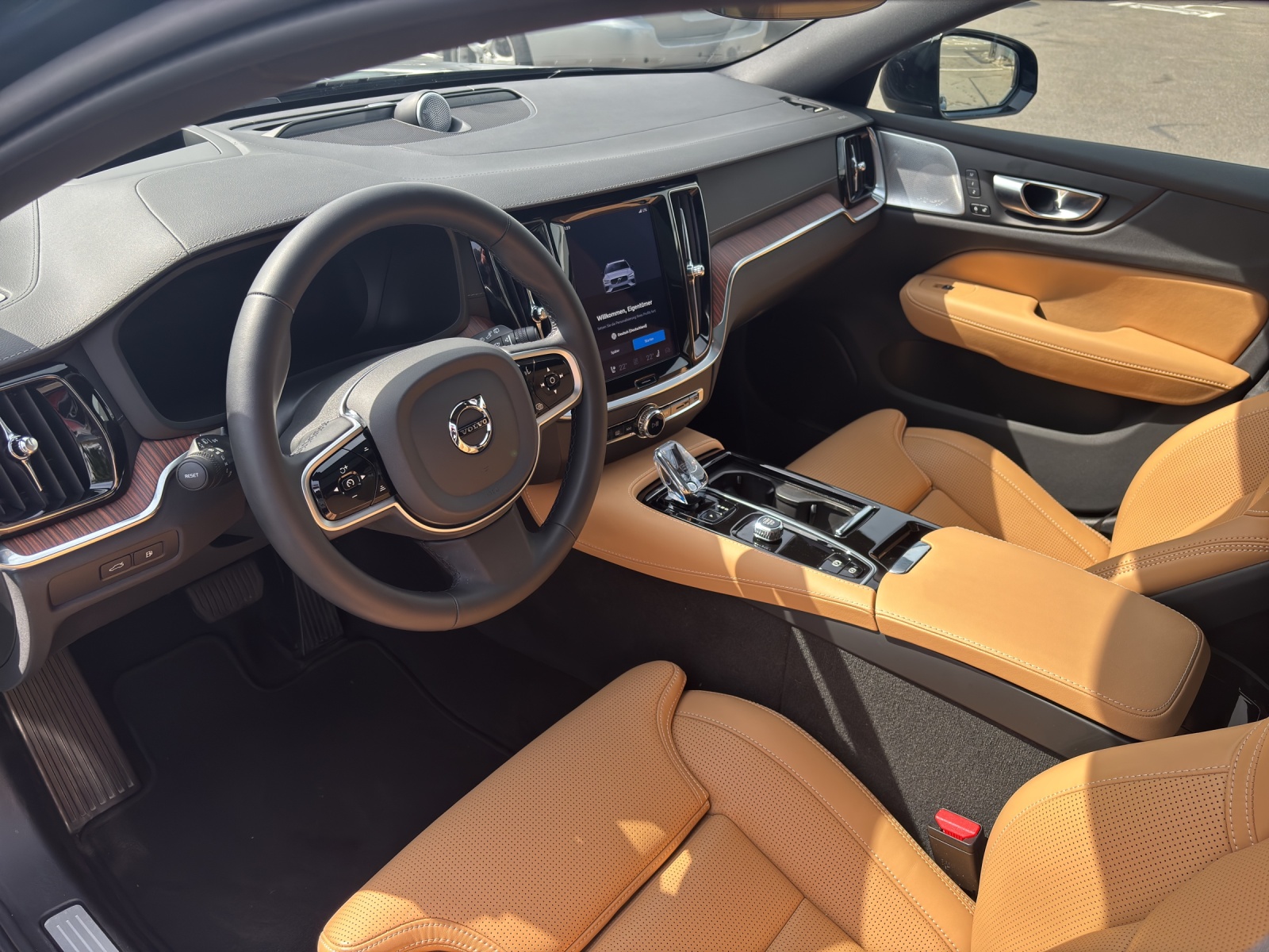 VOLVO V60 2.0 T8 TE Ultimate Dark eAWD-image-9