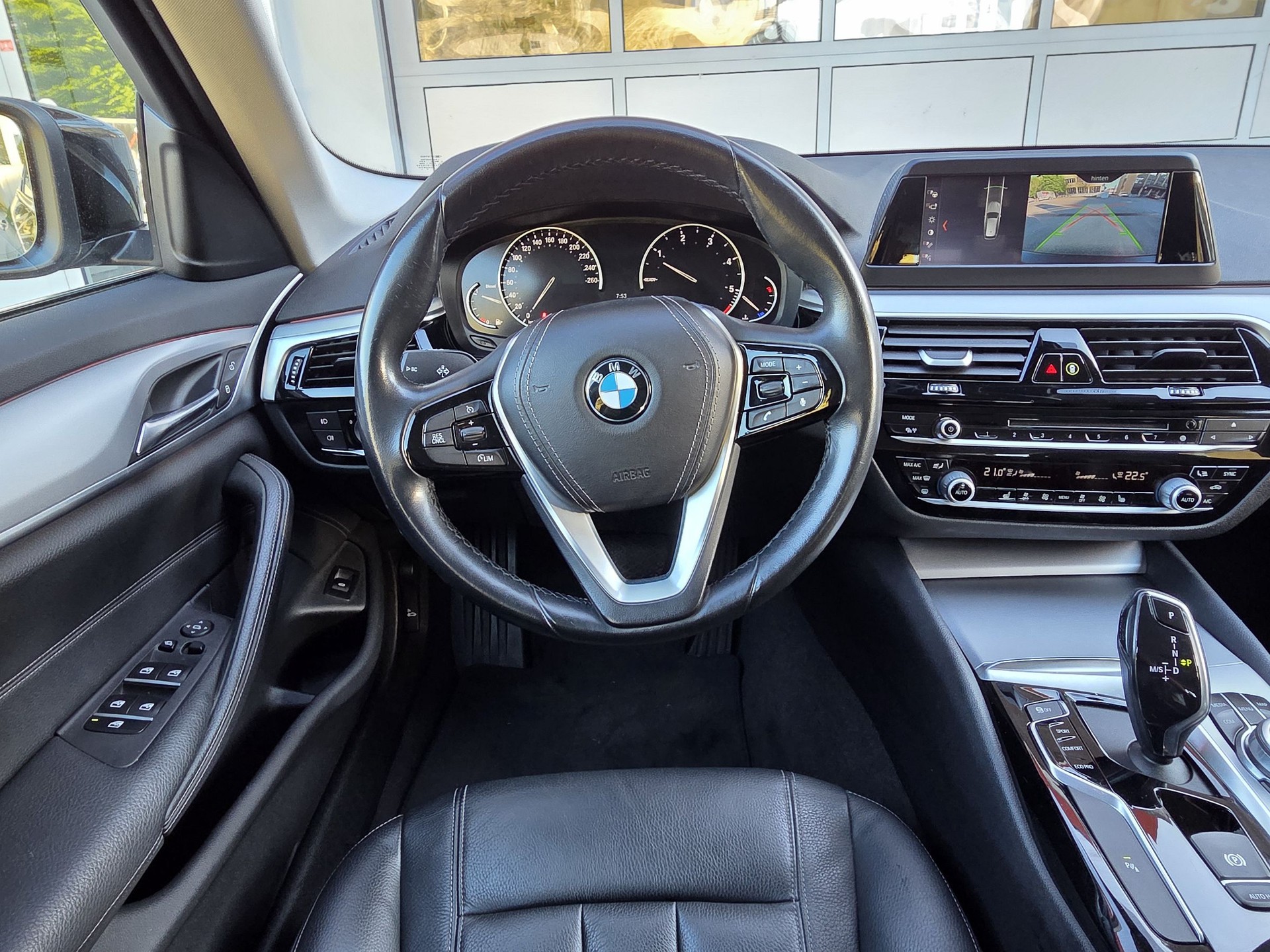 BMW 520d xDrive Touring Luxury-image-16