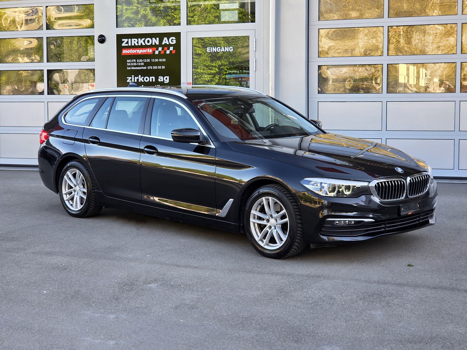 BMW 520d xDrive Touring Luxury-showroom-element-1
