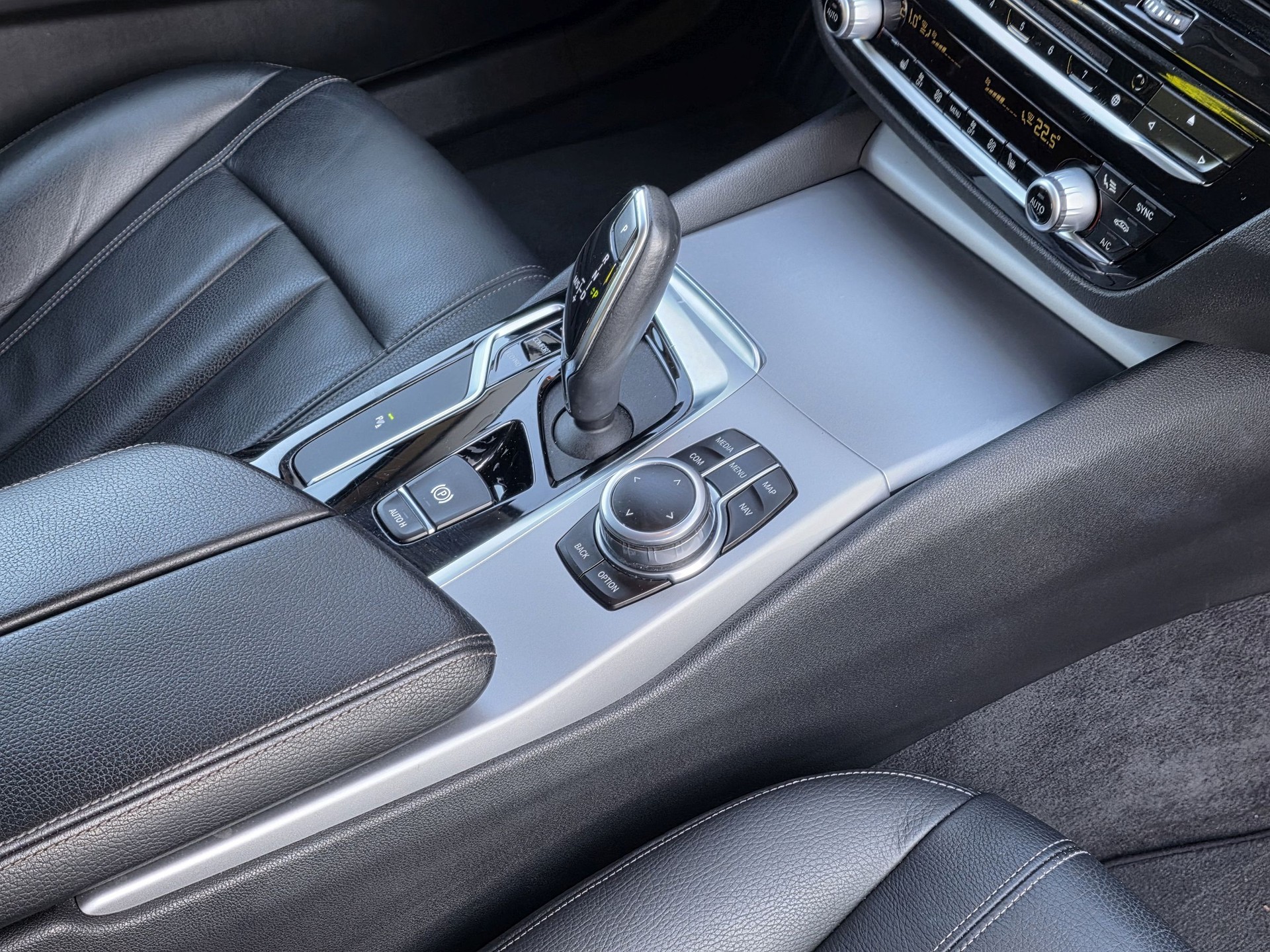 BMW 520d xDrive Touring Luxury-image-18