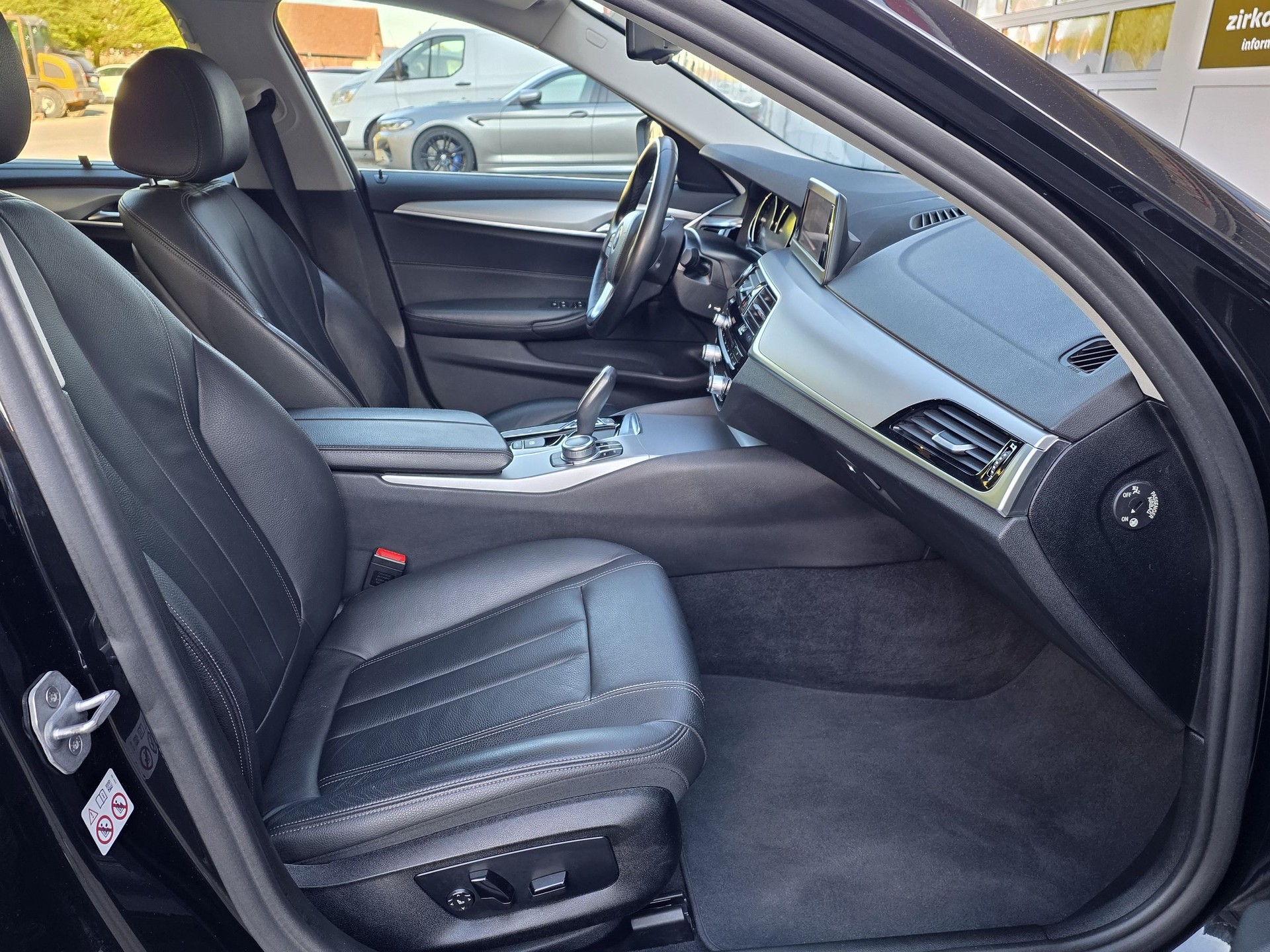 BMW 520d xDrive Touring Luxury-image-14