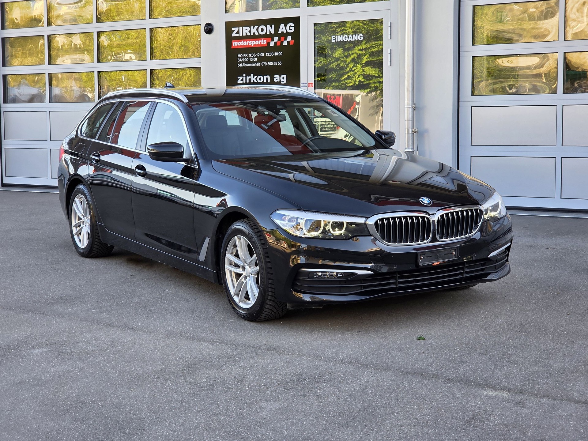 BMW 520d xDrive Touring Luxury-showroom-element-2