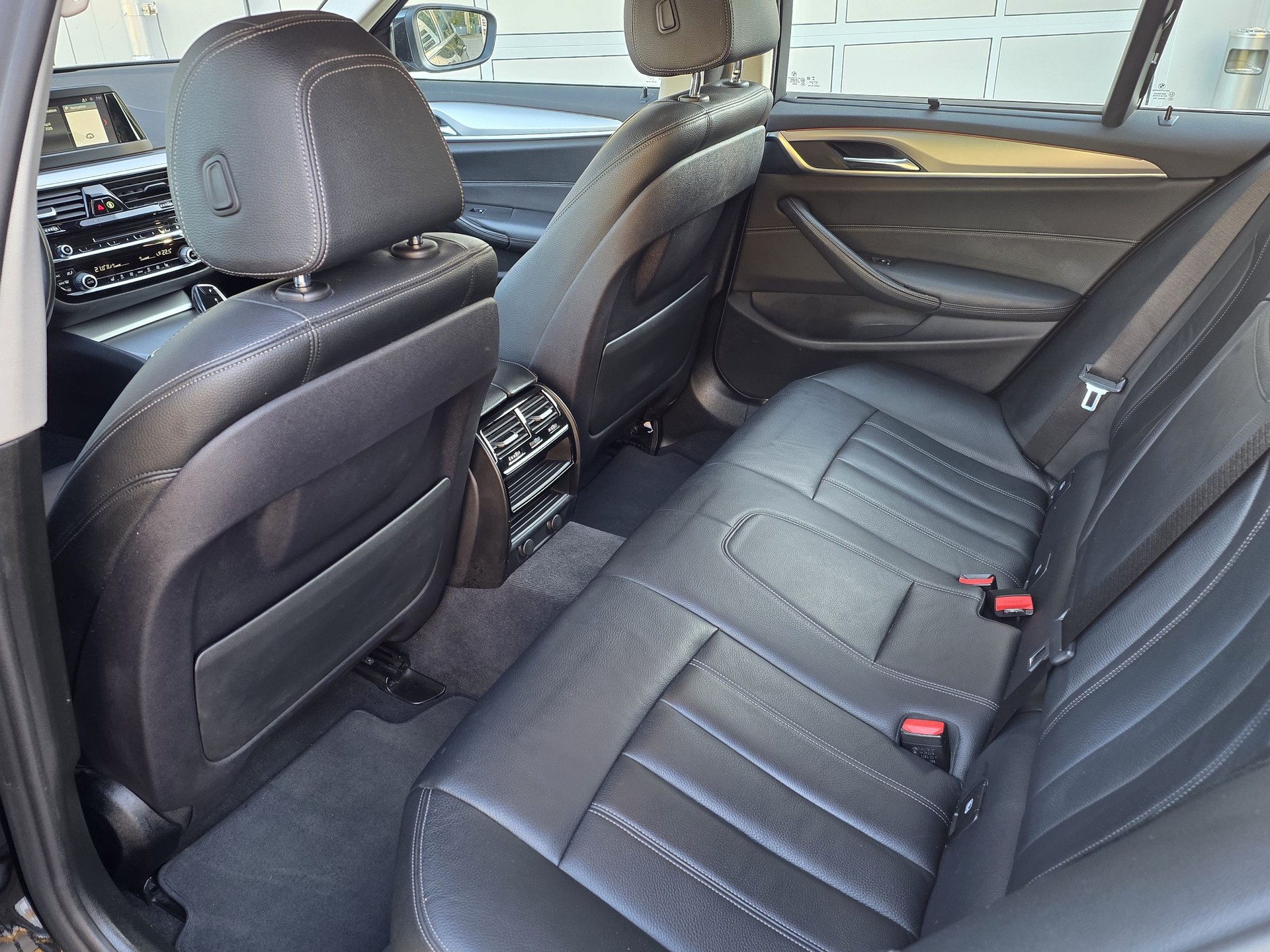 BMW 520d xDrive Touring Luxury-image-11
