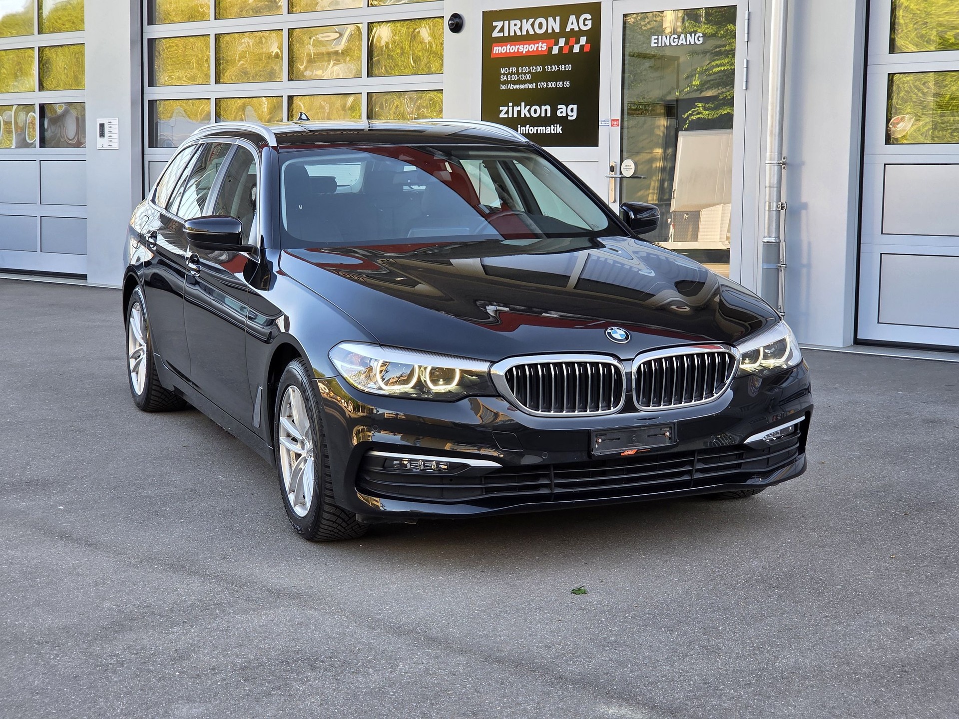 BMW 520d xDrive Touring Luxury-showroom-element-3