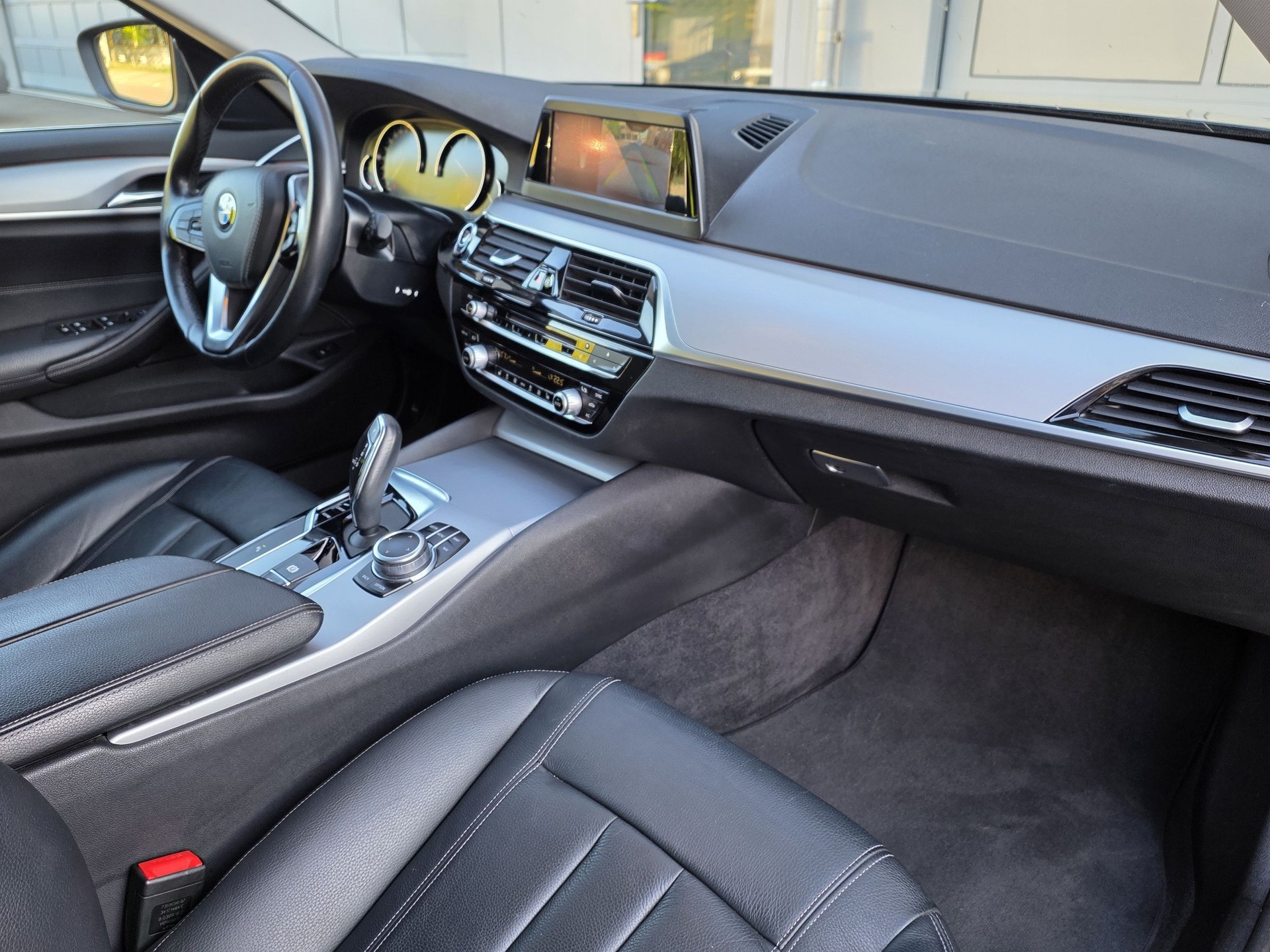 BMW 520d xDrive Touring Luxury-image-13