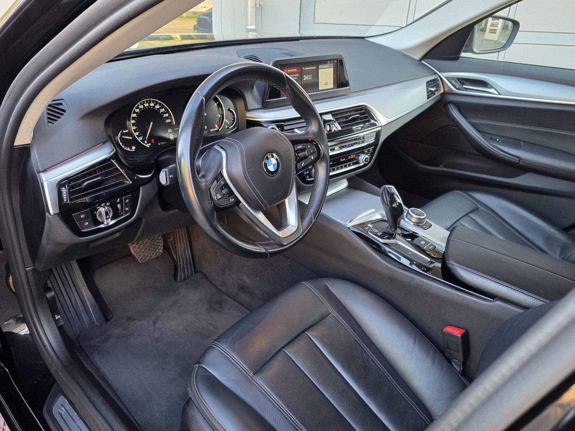 BMW 520d xDrive Touring Luxury-image-9