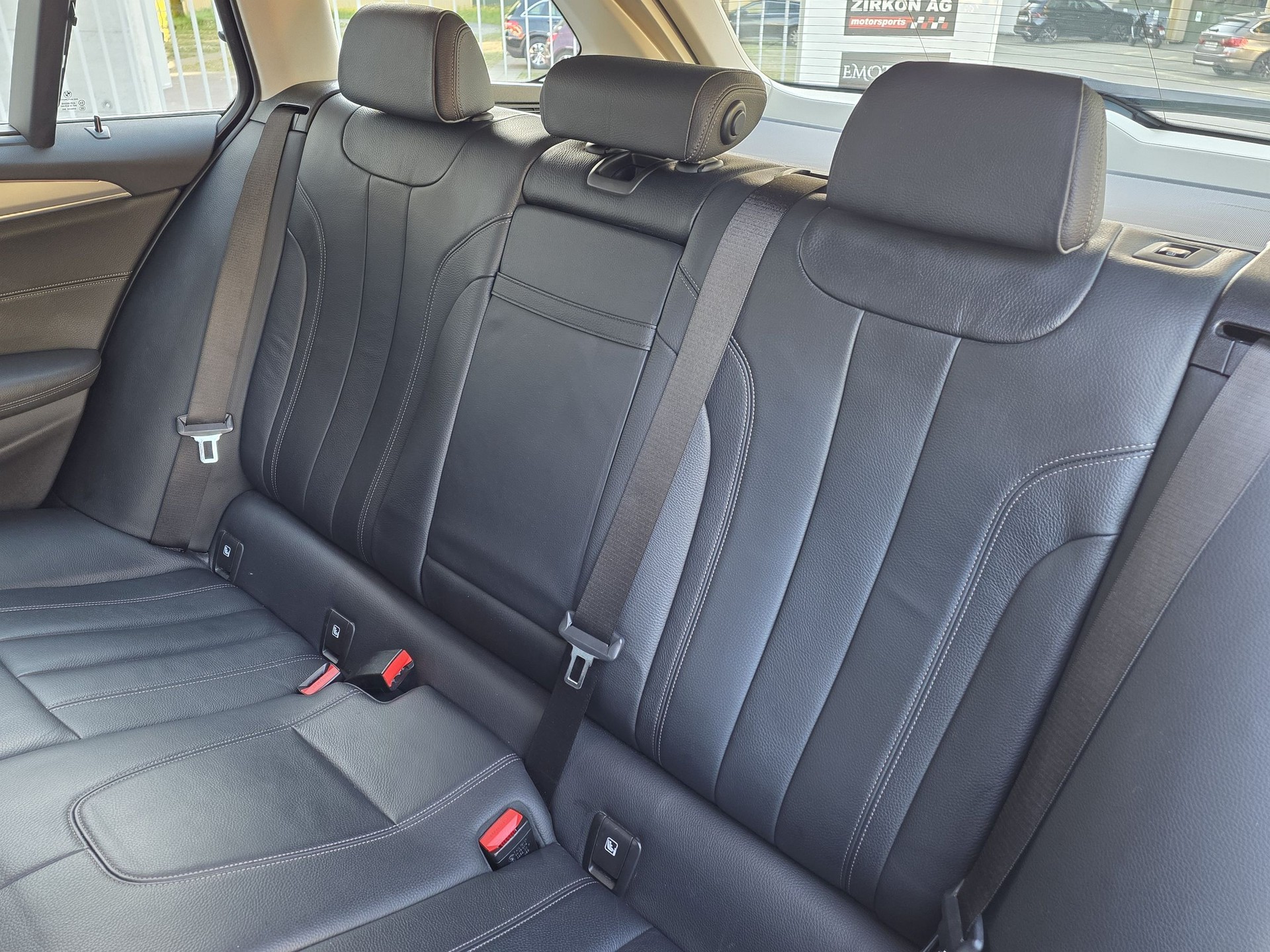 BMW 520d xDrive Touring Luxury-image-12