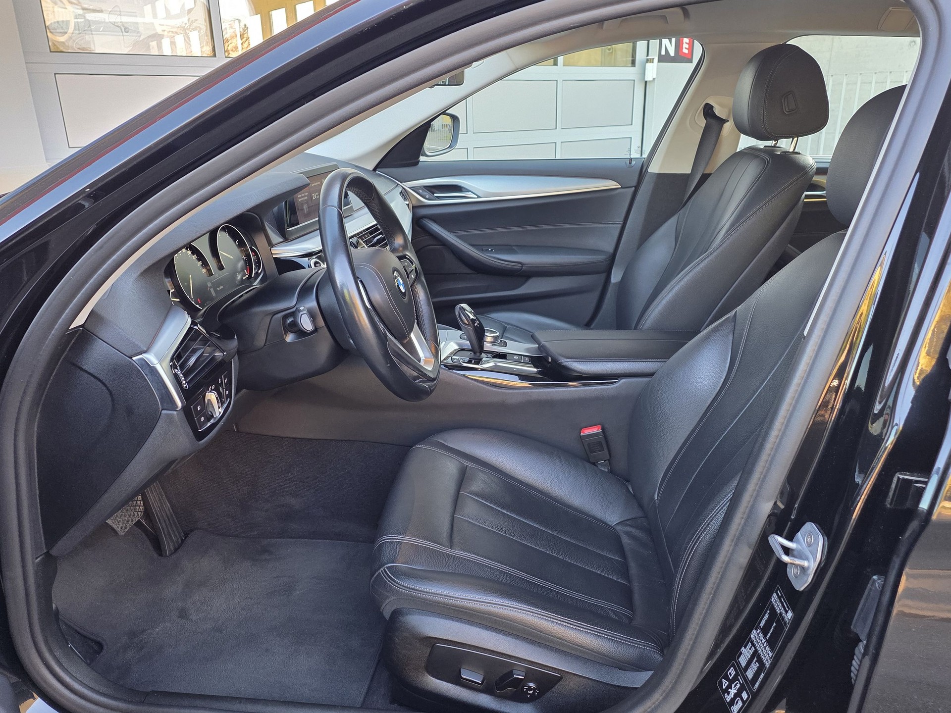 BMW 520d xDrive Touring Luxury-image-10