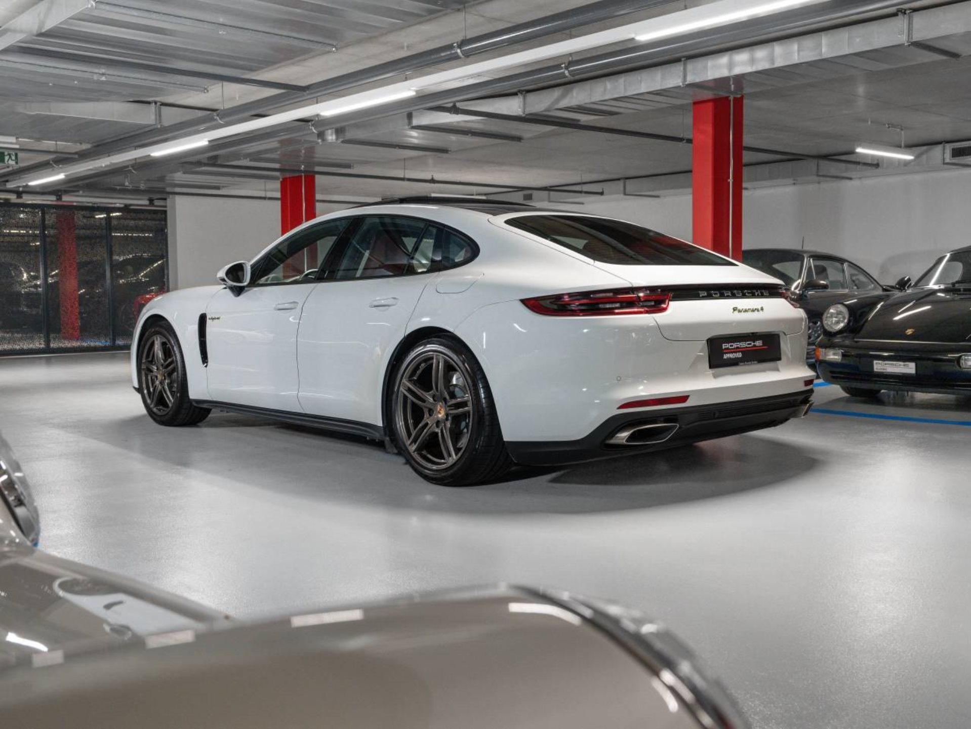 PORSCHE Panamera 4 E-Hybrid-showroom-element-2