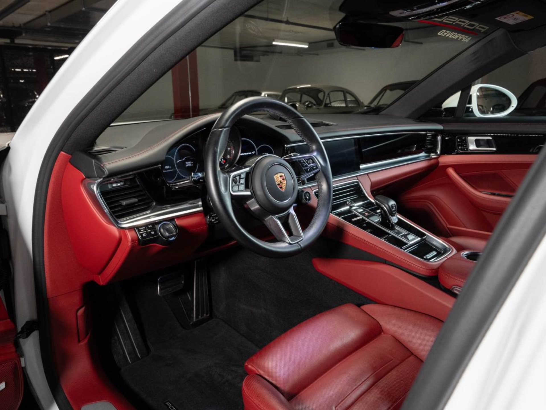 PORSCHE Panamera 4 E-Hybrid-showroom-element-3