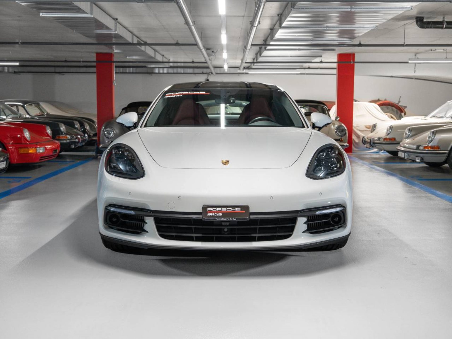 PORSCHE Panamera 4 E-Hybrid-showroom-element-1