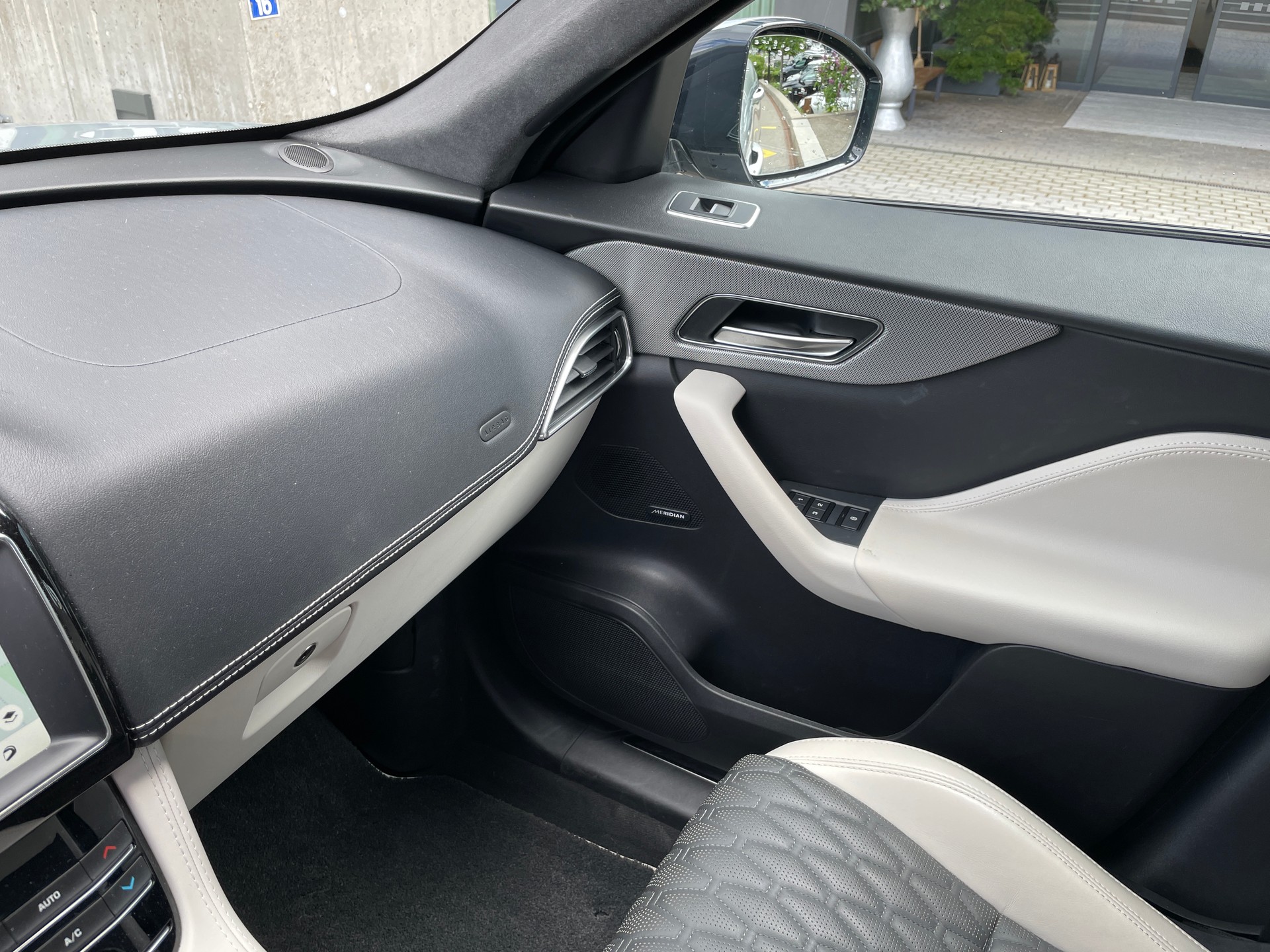 JAGUAR F-Pace 5.0 V8 SVR AWD Automatik-image-26