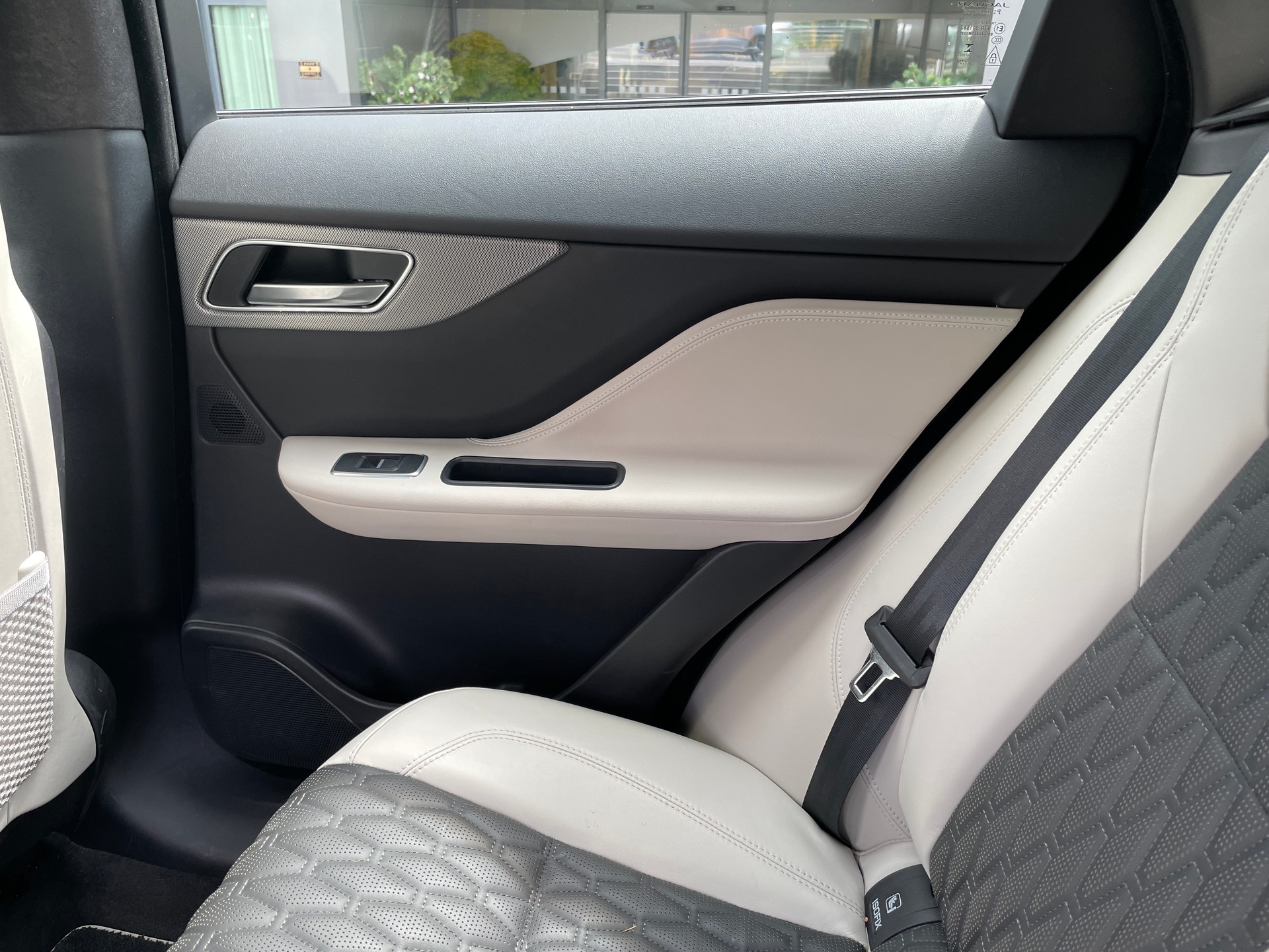 JAGUAR F-Pace 5.0 V8 SVR AWD Automatik-image-17