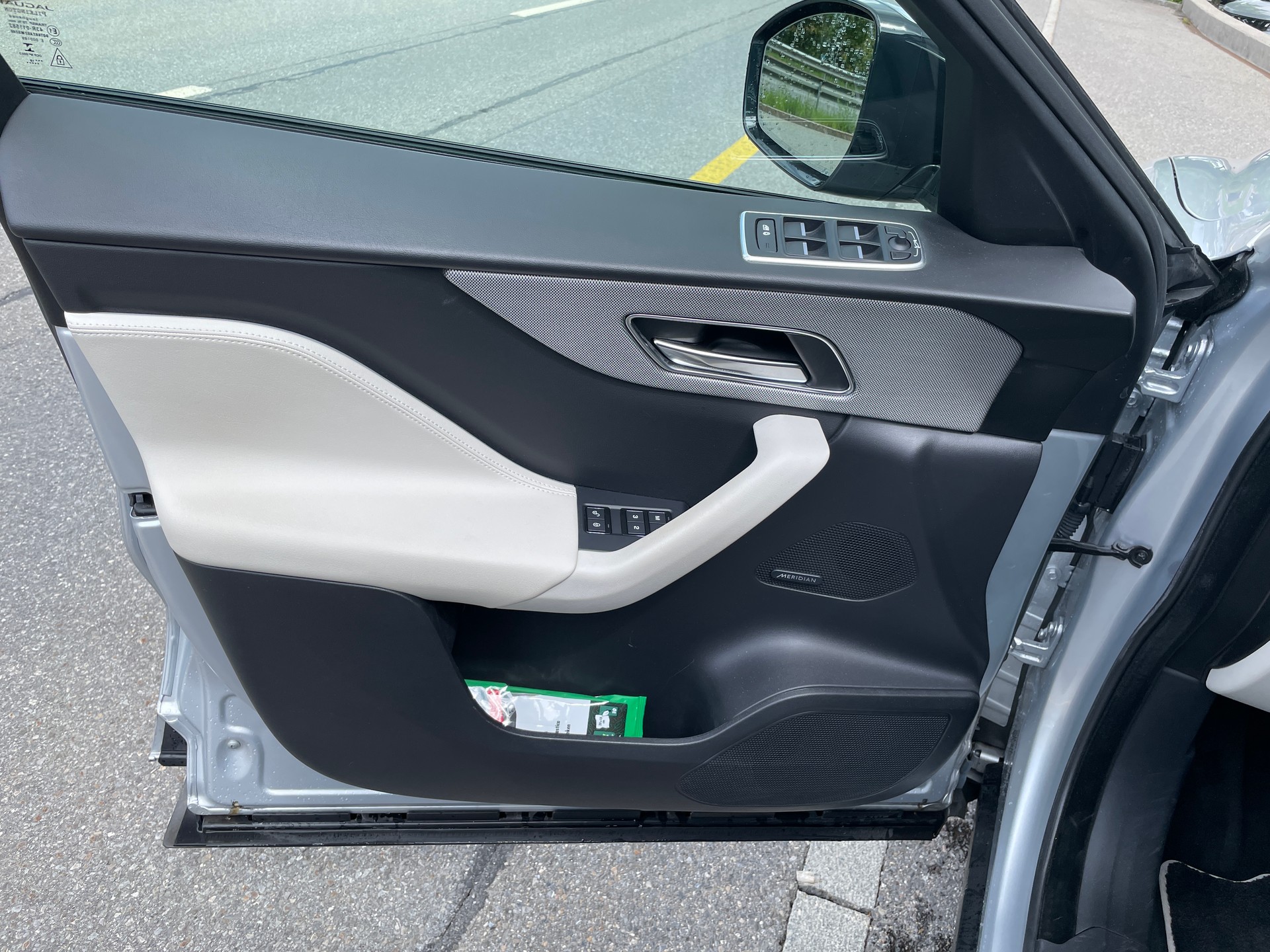 JAGUAR F-Pace 5.0 V8 SVR AWD Automatik-image-11