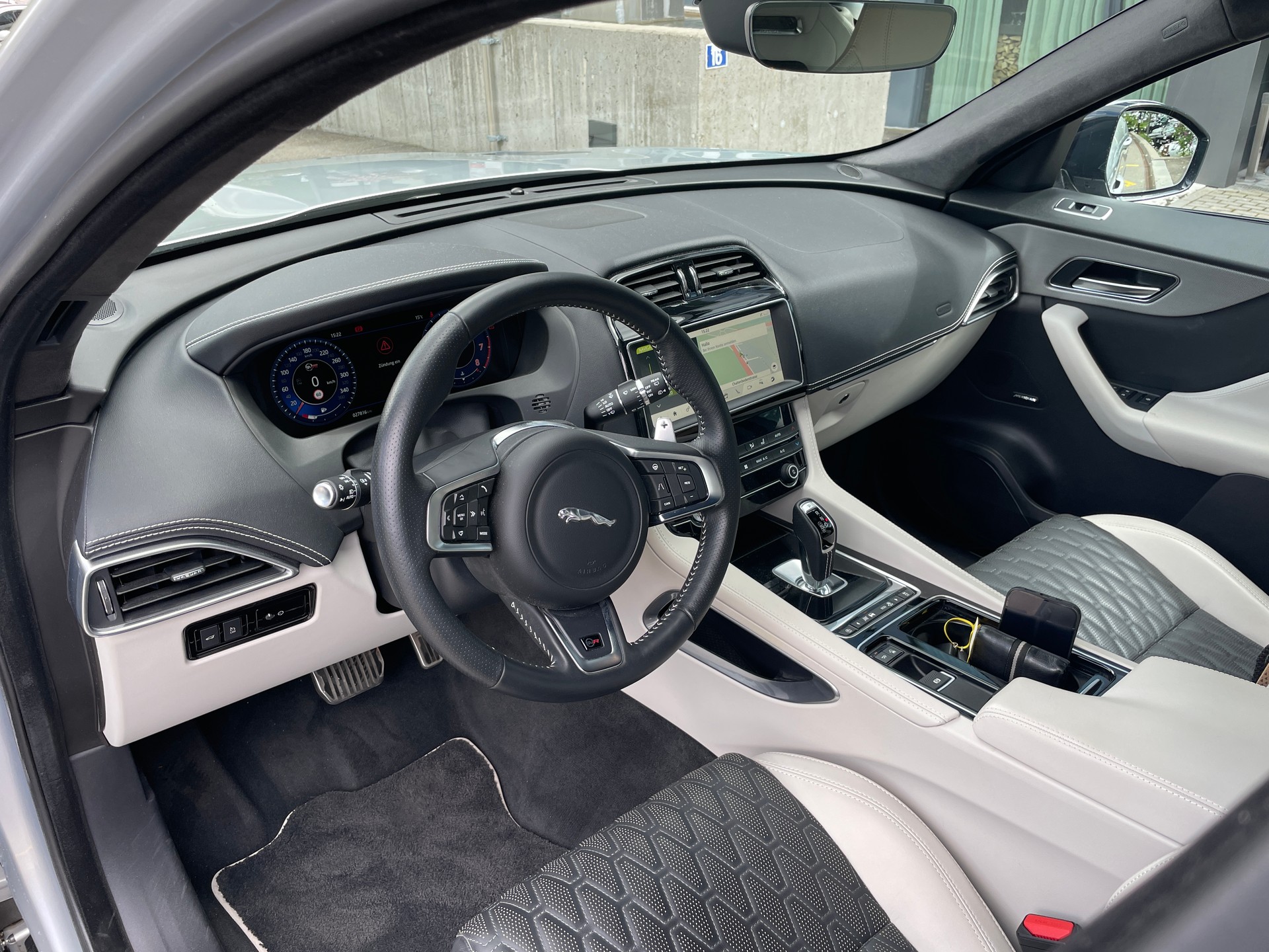JAGUAR F-Pace 5.0 V8 SVR AWD Automatik-image-10