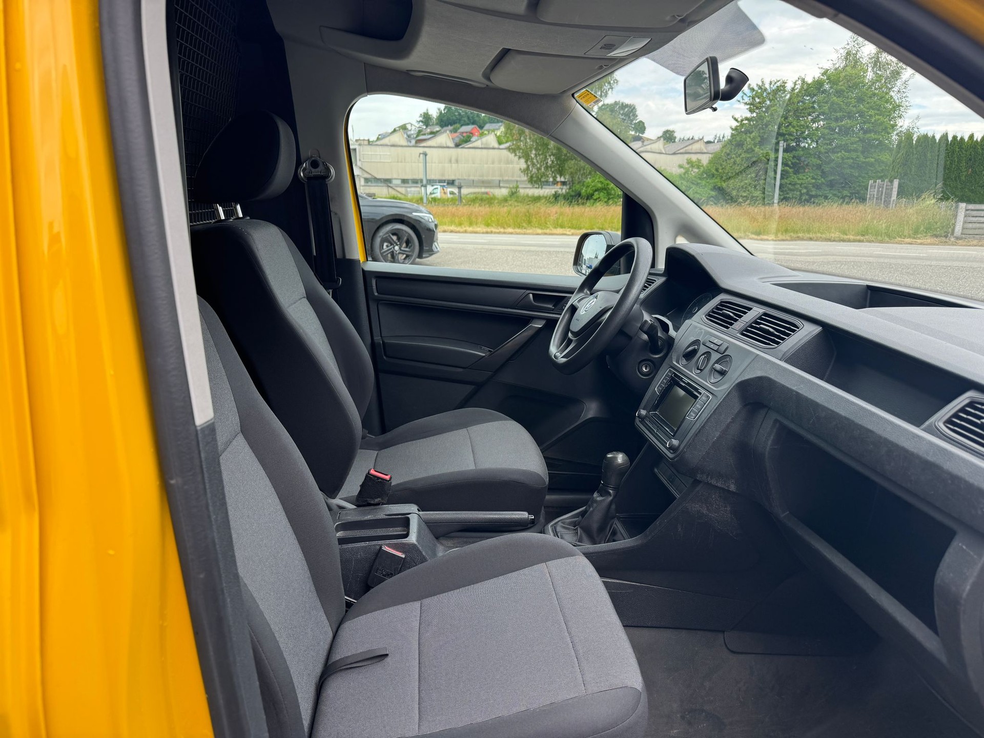 VW Caddy 1.0 TSI BlueMotion Technology-image-9