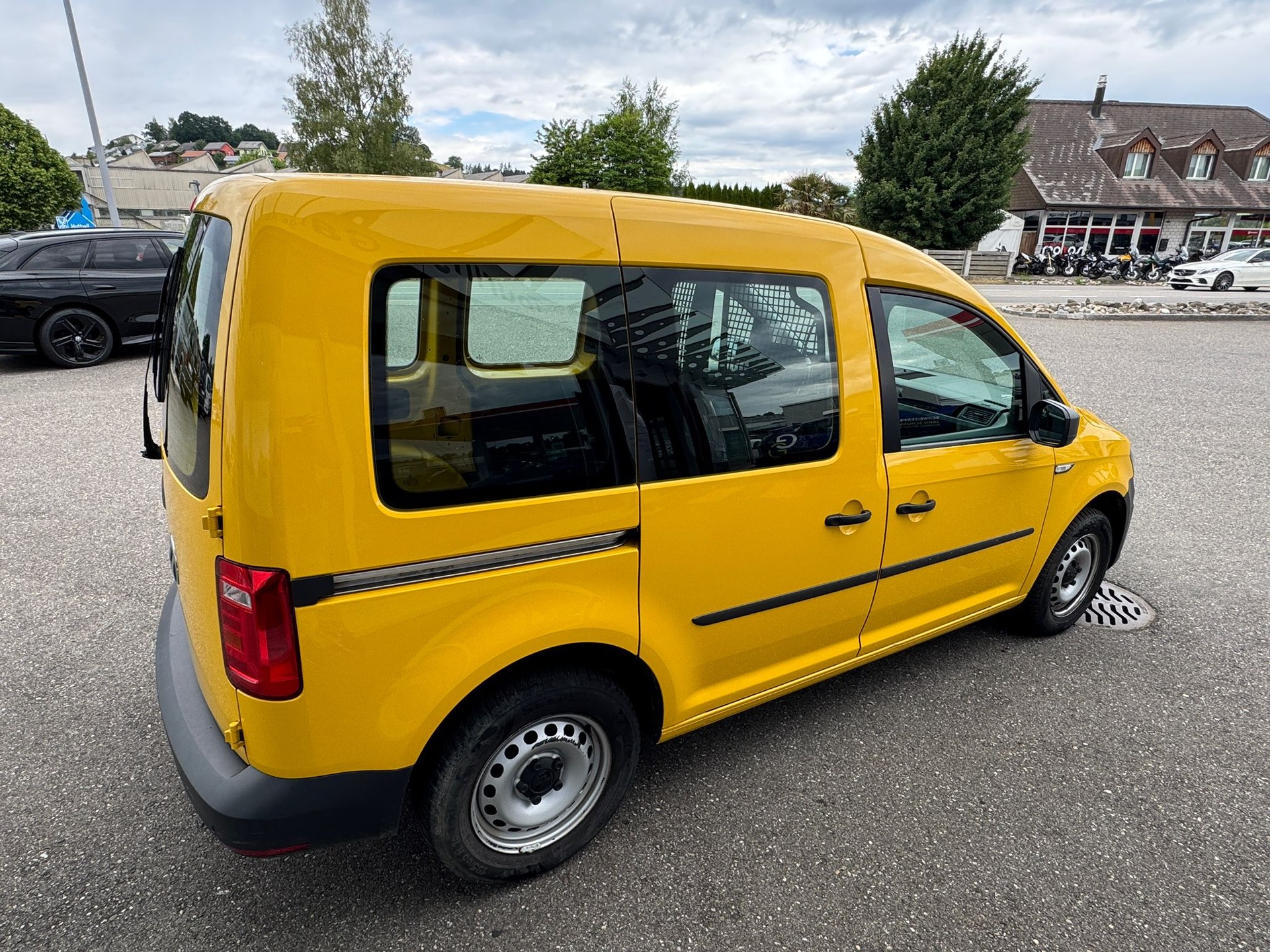 VW Caddy 1.0 TSI BlueMotion Technology-image-4