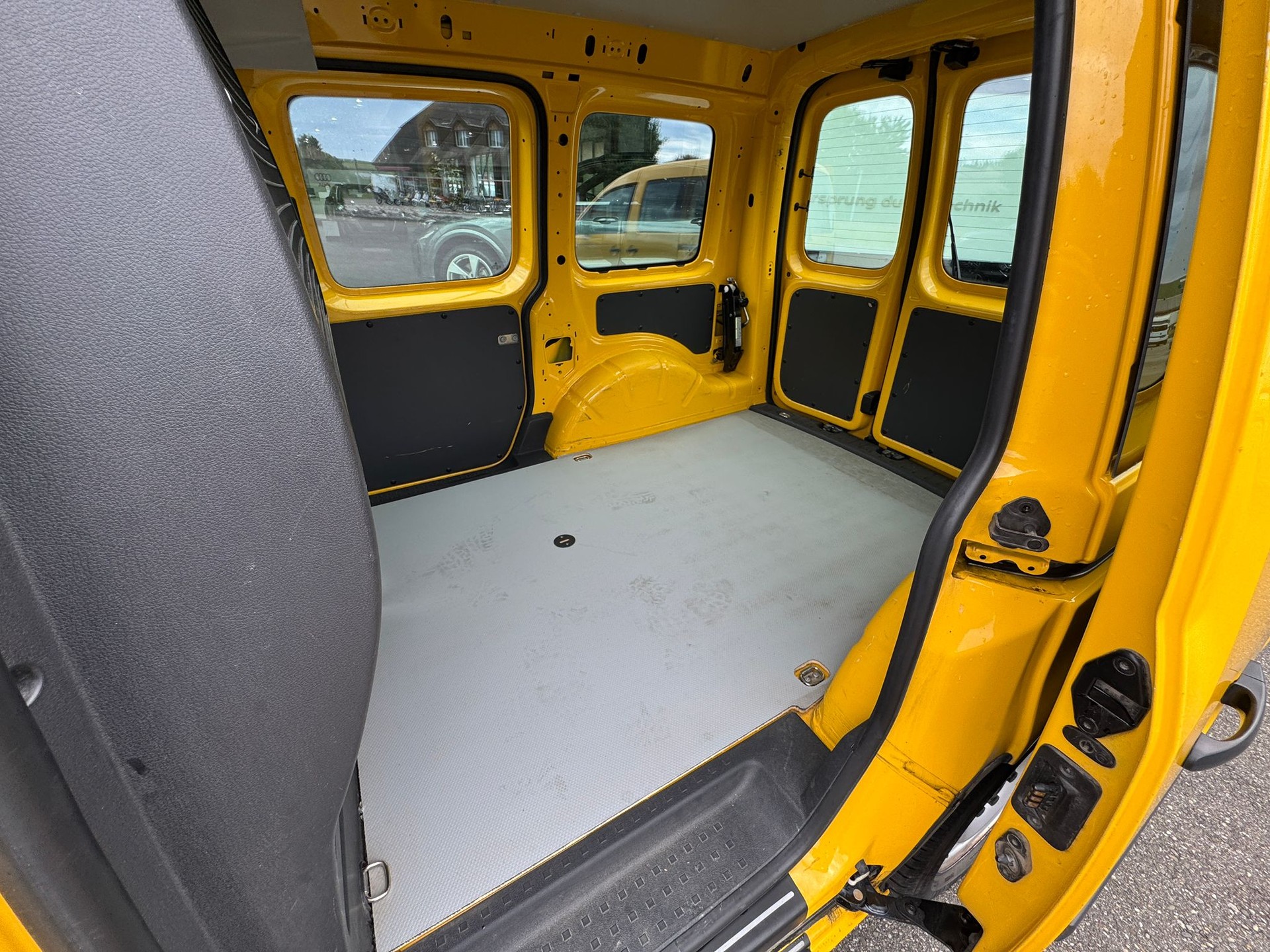 VW Caddy 1.0 TSI BlueMotion Technology-image-11