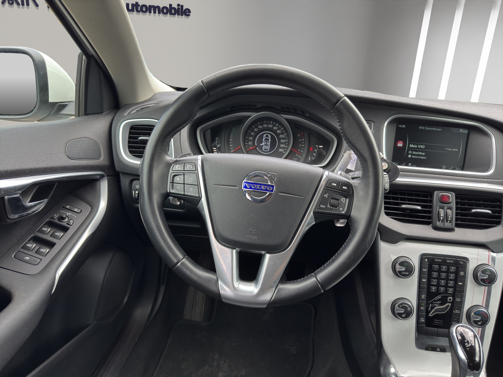 VOLVO V40 T3 Momentum Geartronic-image-9