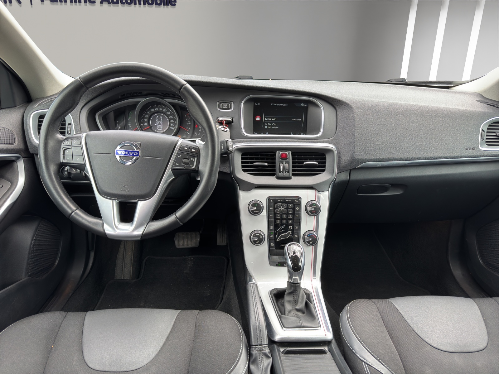 VOLVO V40 T3 Momentum Geartronic-image-10