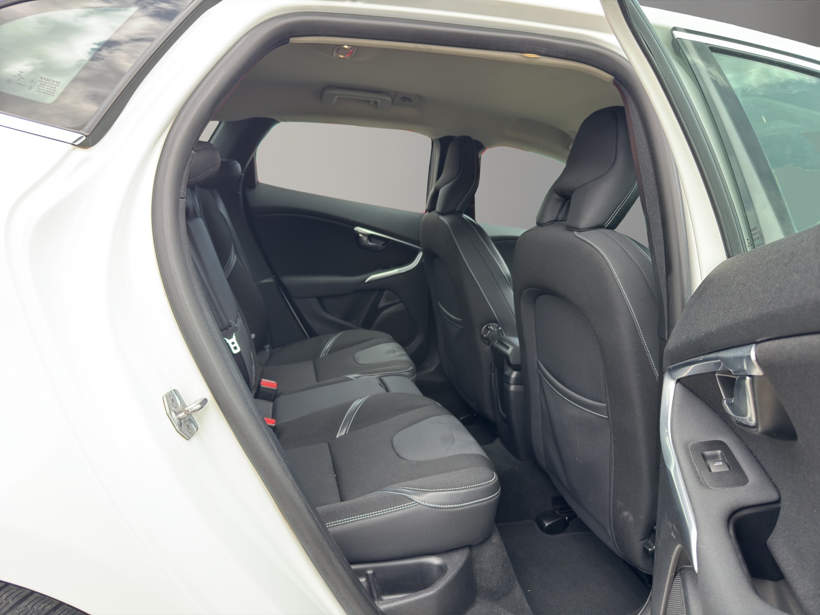 VOLVO V40 T3 Momentum Geartronic-image-14