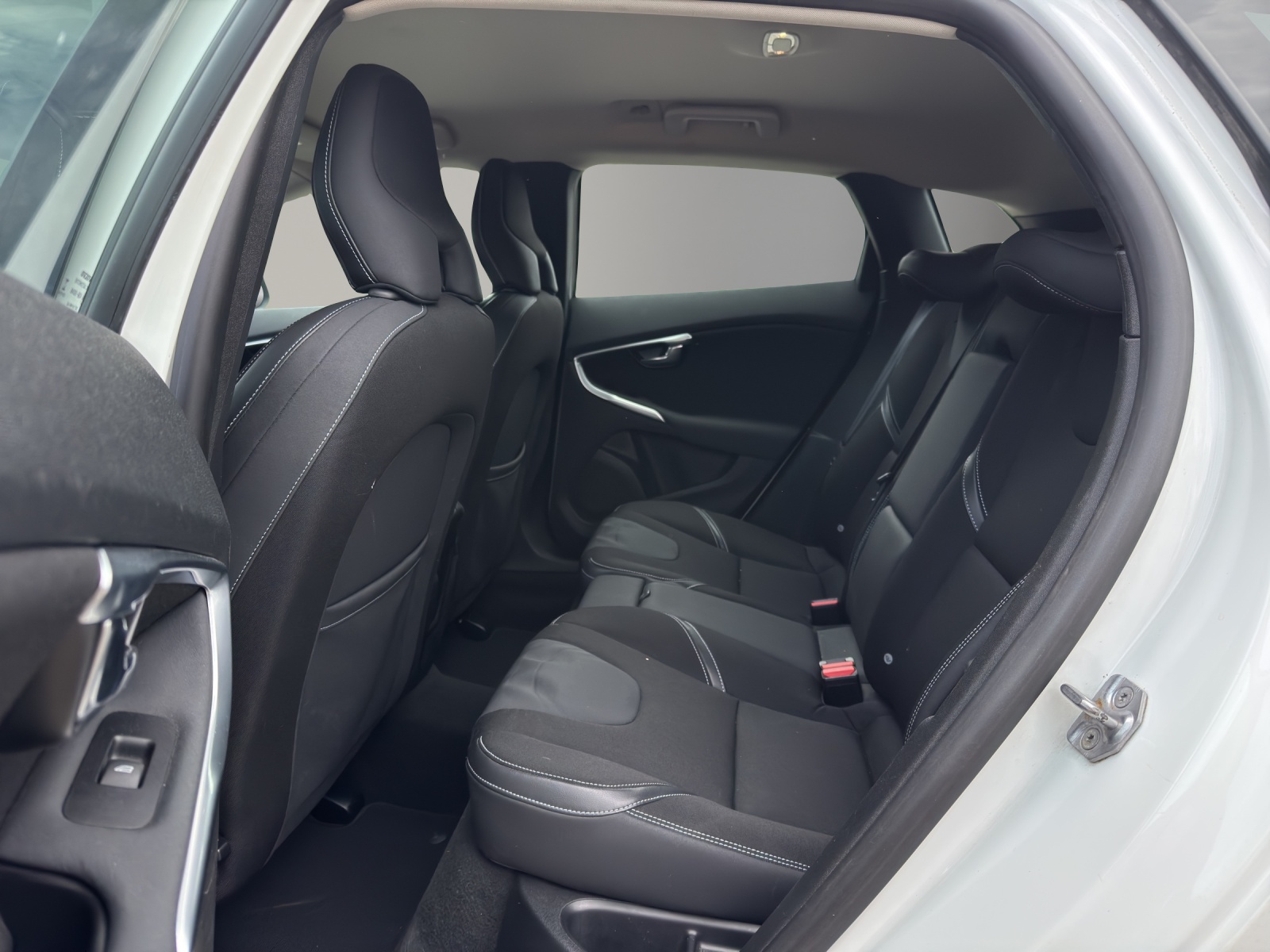 VOLVO V40 T3 Momentum Geartronic-image-13