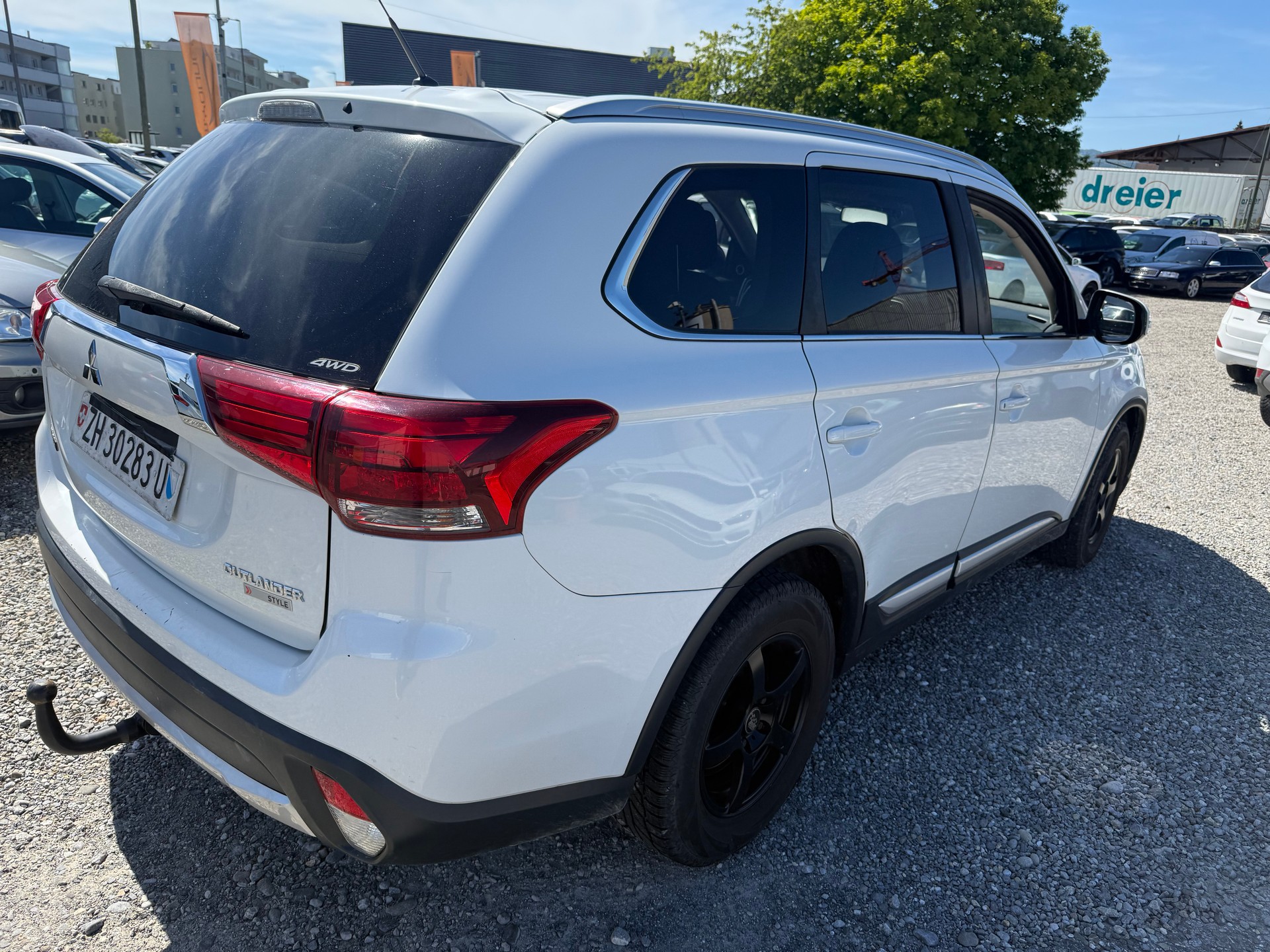 MITSUBISHI Outlander 2.2 DID Style 4WD Automatic-image-2