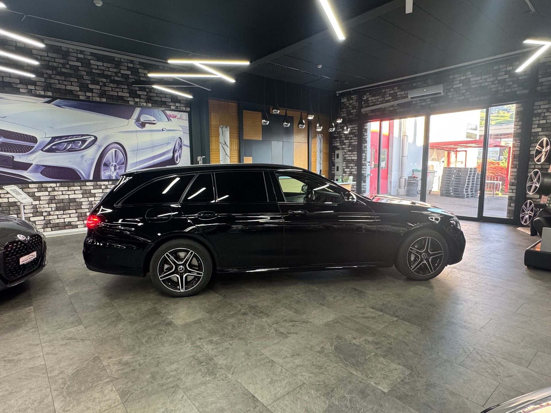 MERCEDES-BENZ E 300 de T 4Matic AMG Line 9G-Tronic-showroom-element-3
