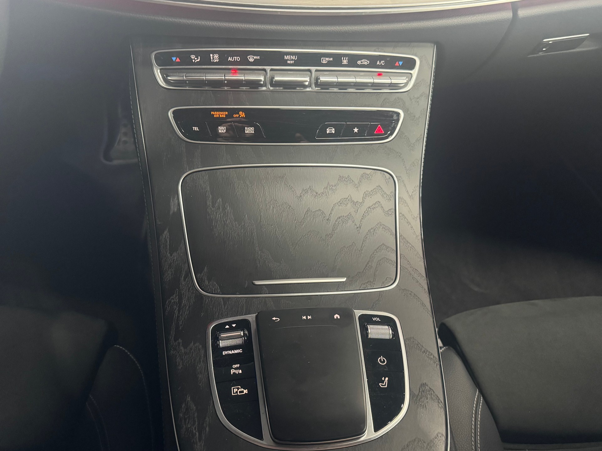 MERCEDES-BENZ E 300 de T 4Matic AMG Line 9G-Tronic-image-15