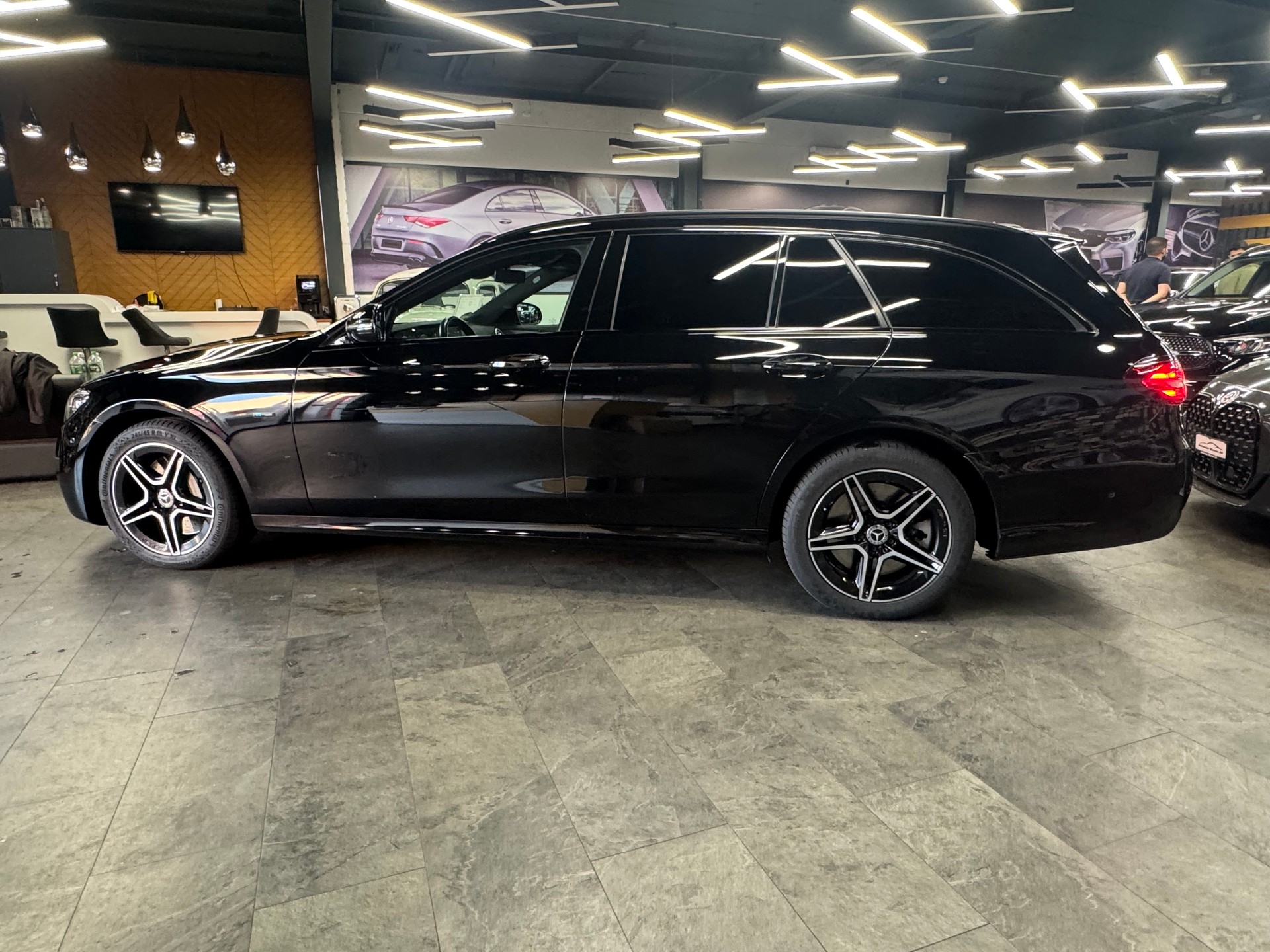MERCEDES-BENZ E 300 de T 4Matic AMG Line 9G-Tronic-image-6