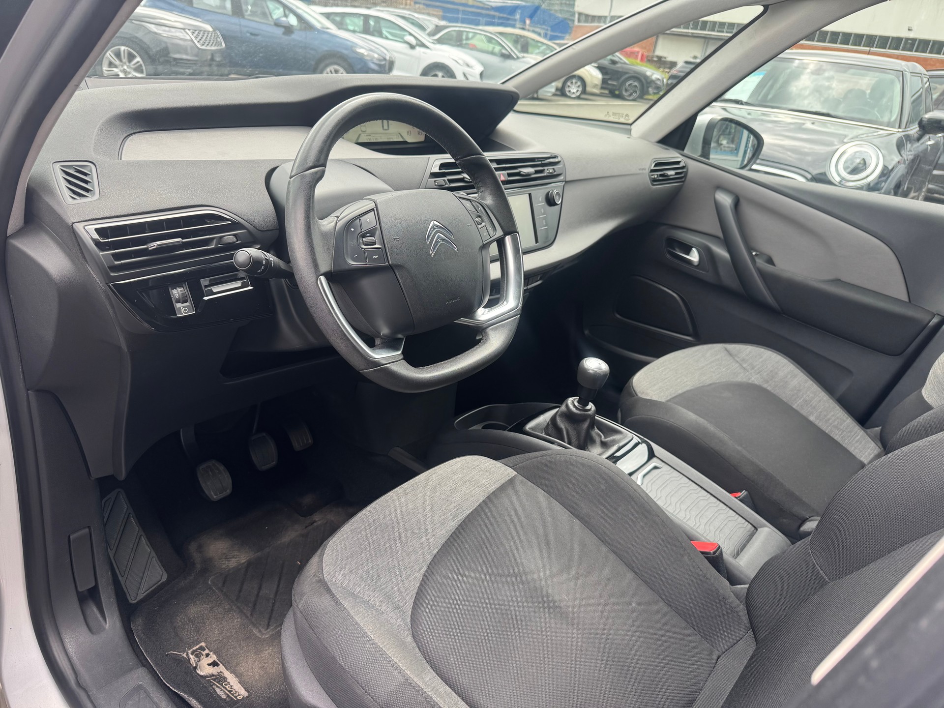CITROEN C4 Picasso 1.6 e-HDi Attraction-image-8