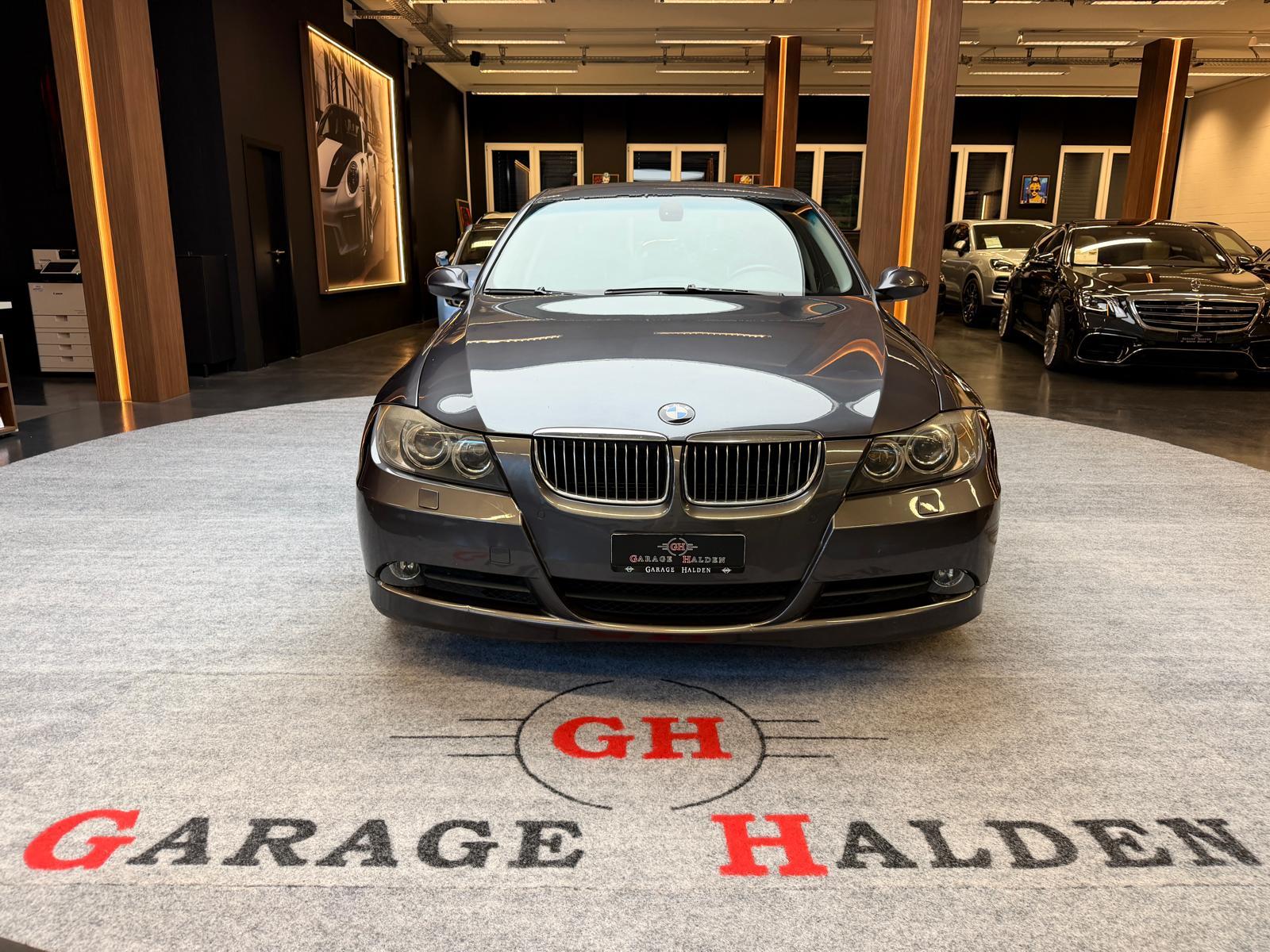 BMW 325i-showroom-element-1