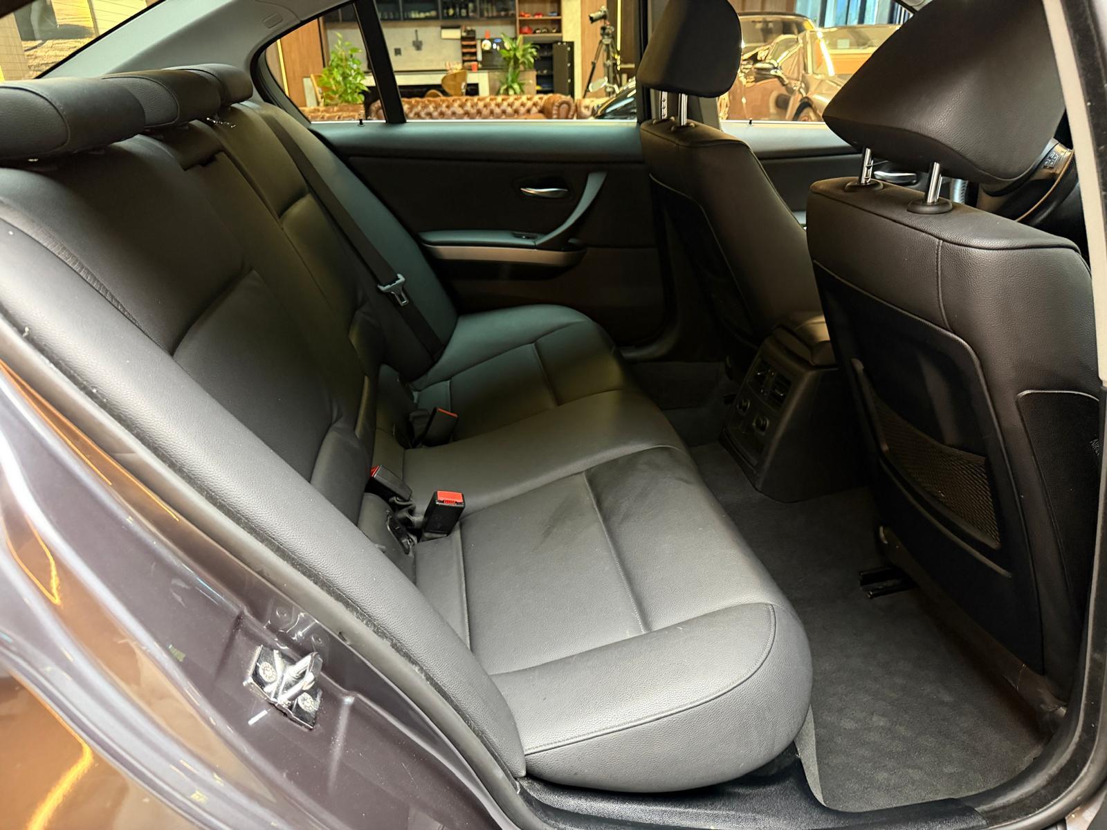 BMW 325i-image-15