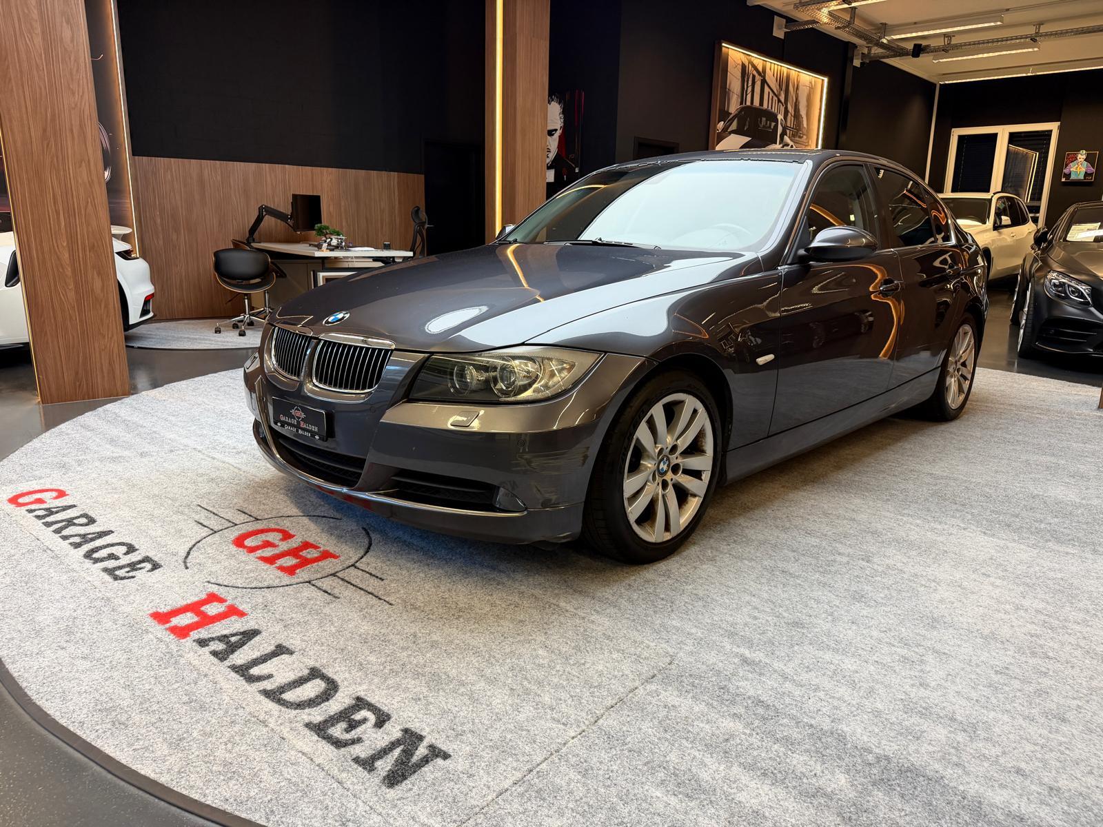 BMW 325i-showroom-element-3