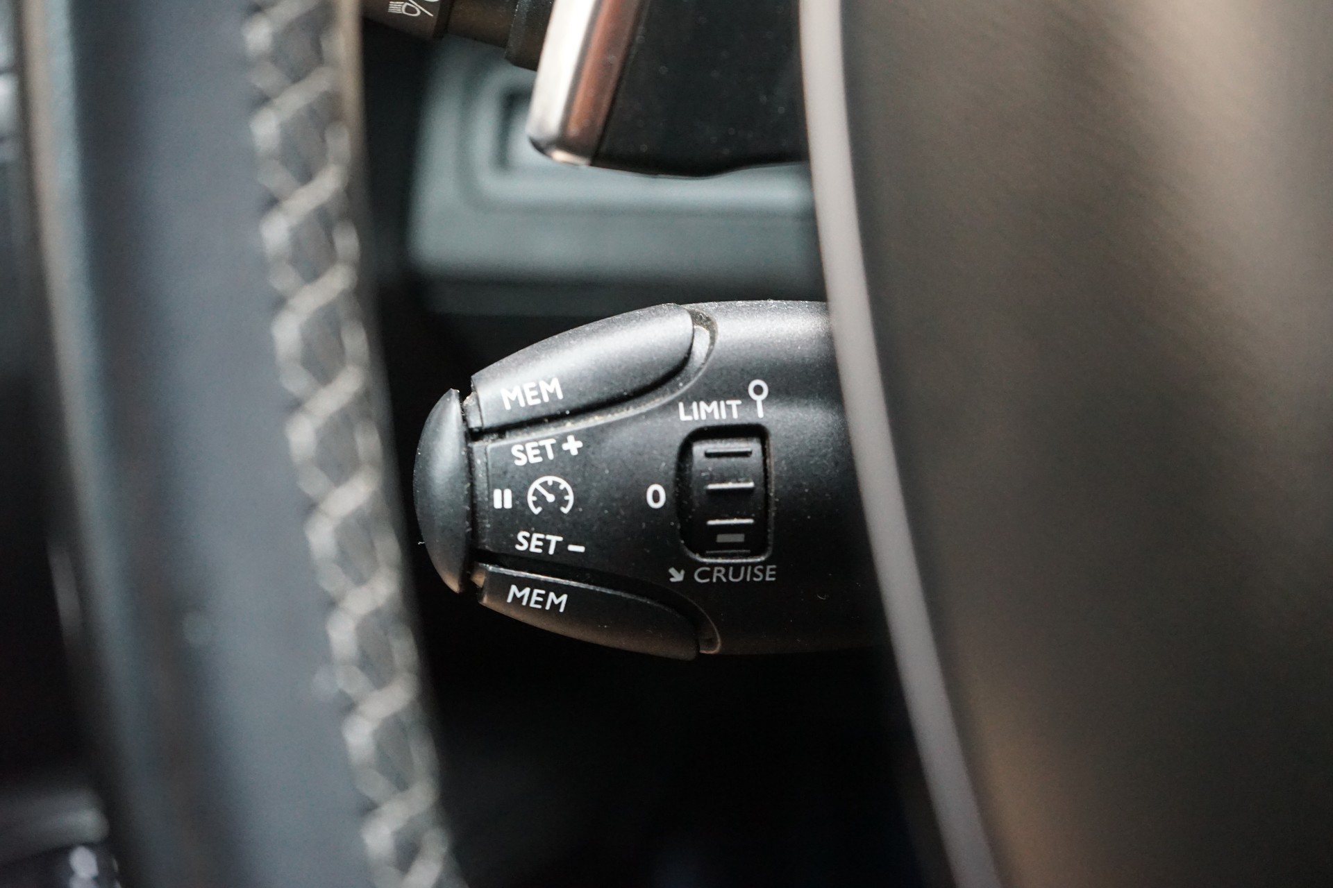 PEUGEOT 5008 1.6 THP Allure EAT-image-22