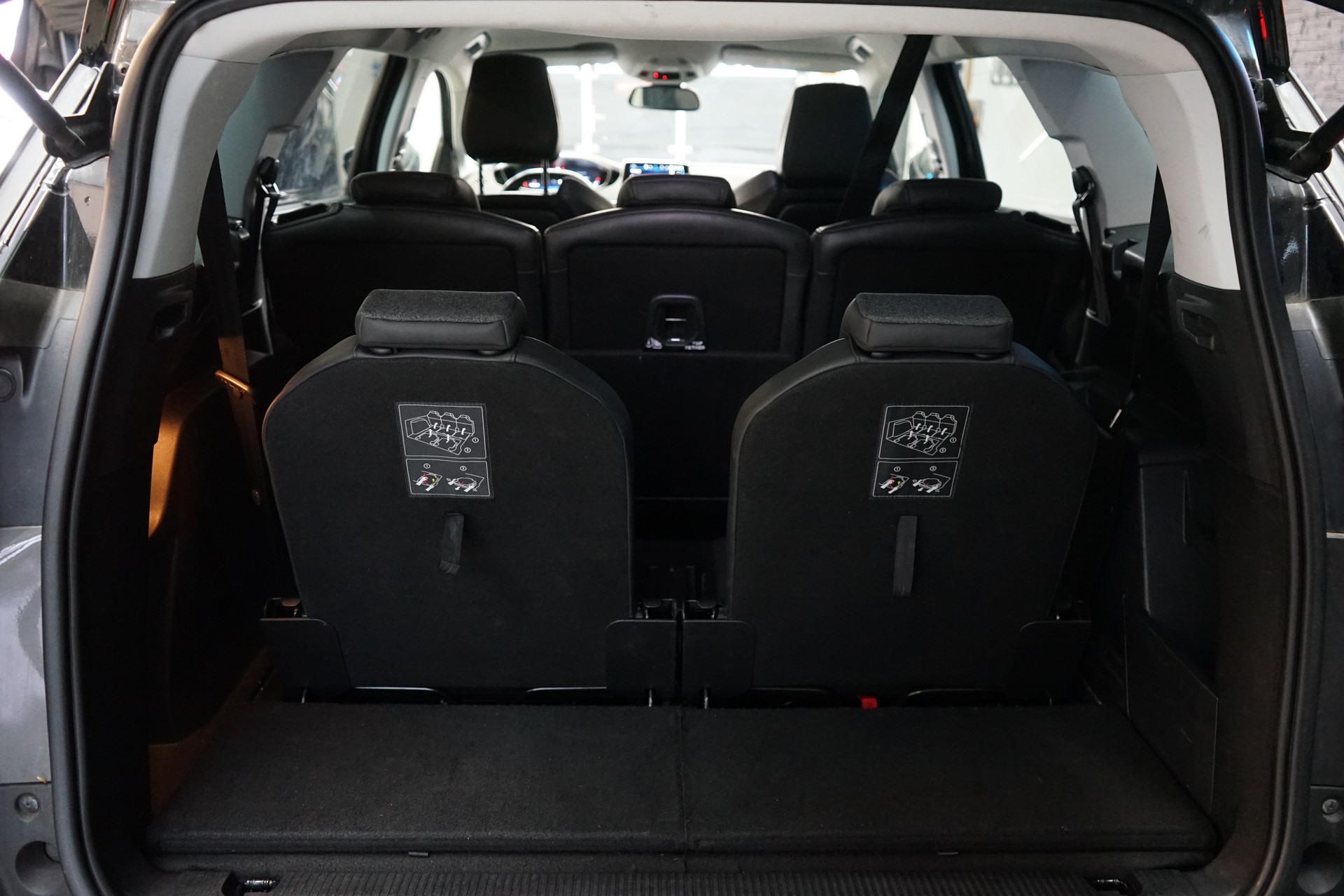 PEUGEOT 5008 1.6 THP Allure EAT-image-25