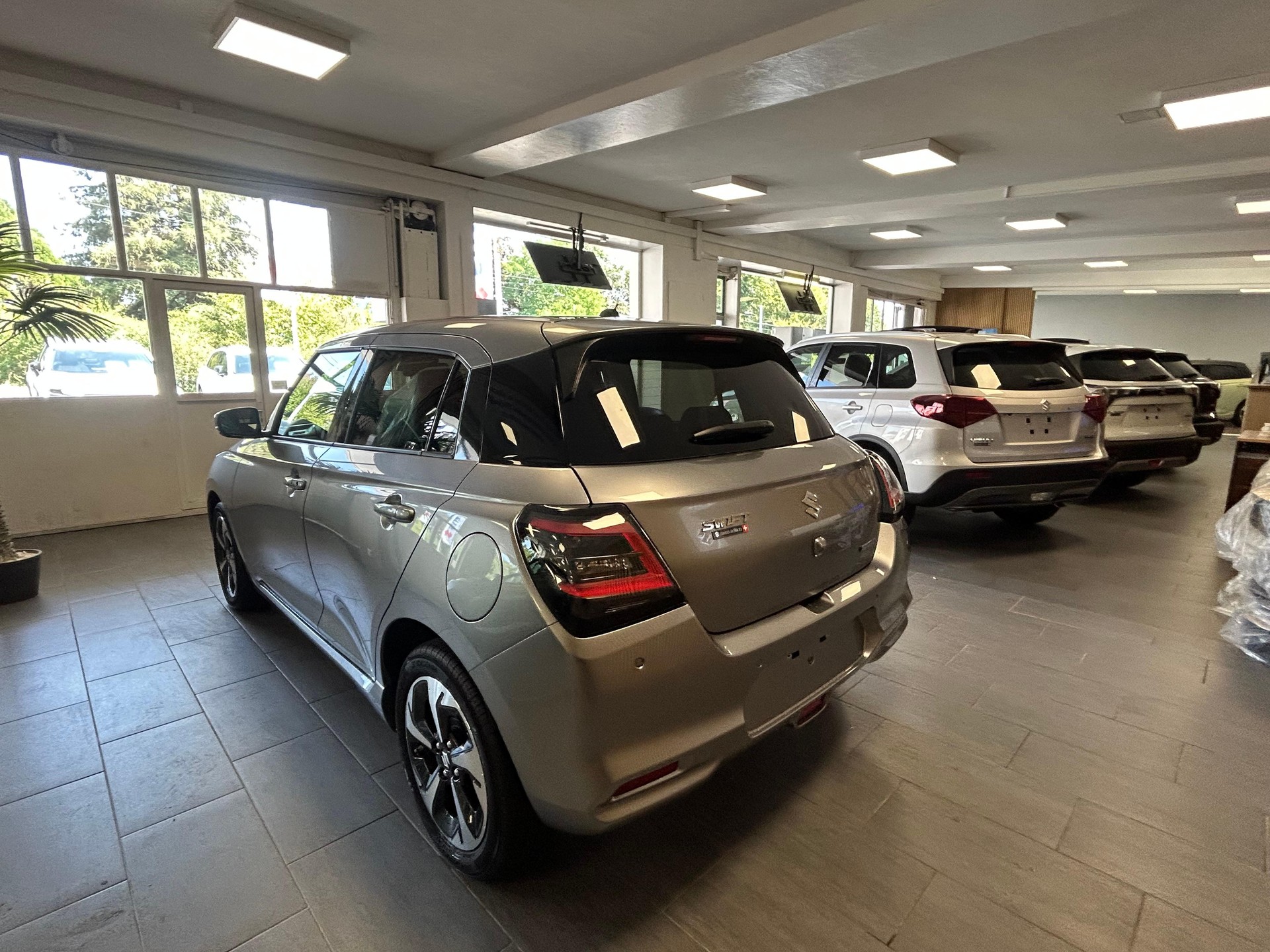 SUZUKI Swift 1.2 Compact Top Hybrid-image-4