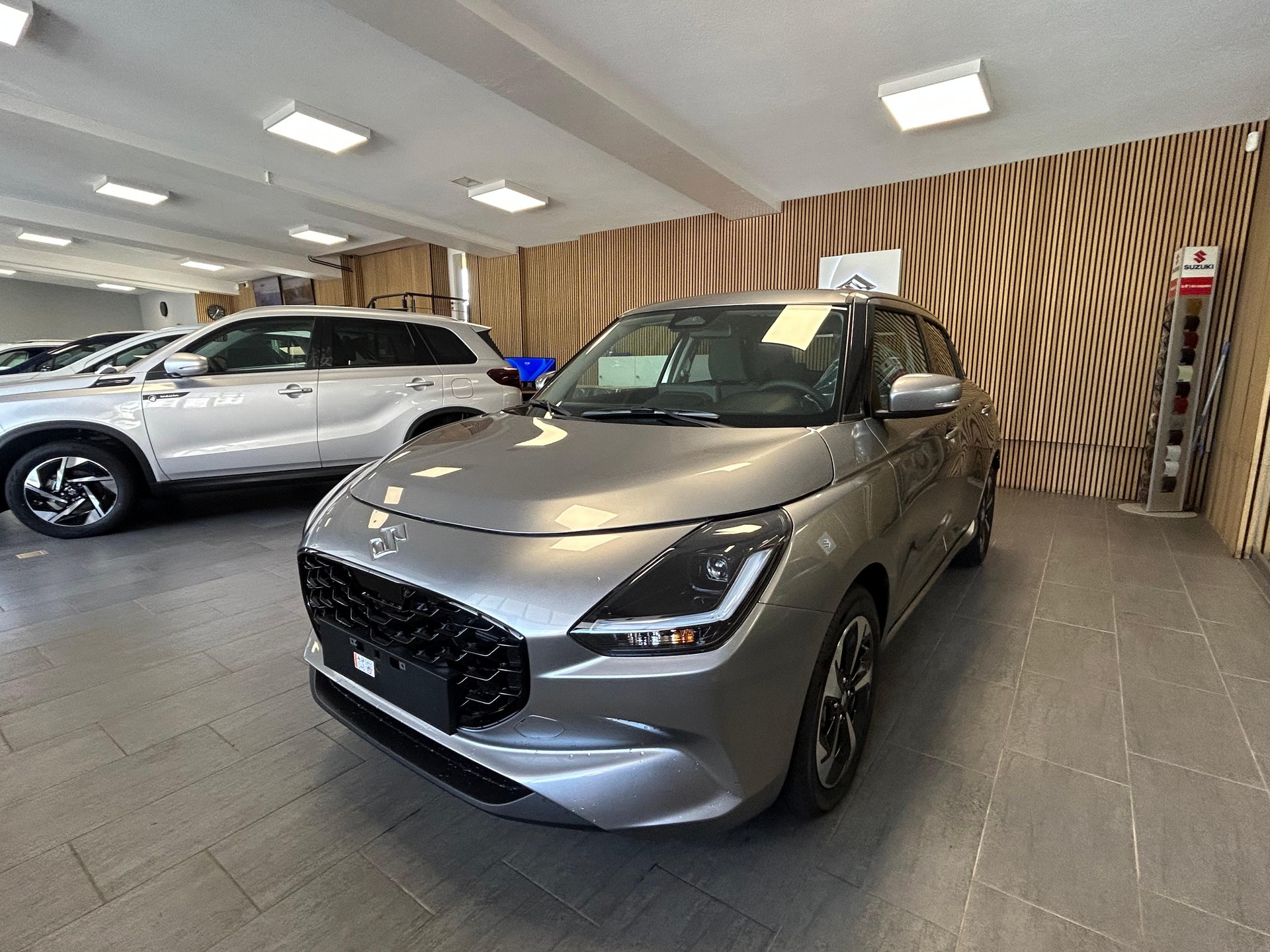 SUZUKI Swift 1.2 Compact Top Hybrid-showroom-element-3