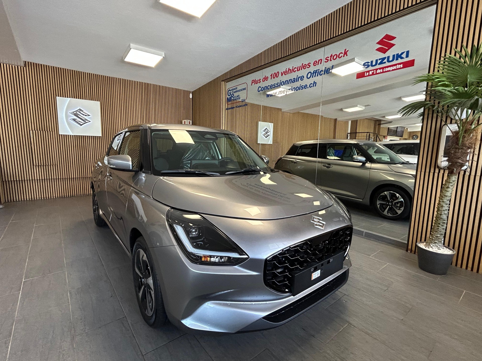 SUZUKI Swift 1.2 Compact Top Hybrid-showroom-element-1