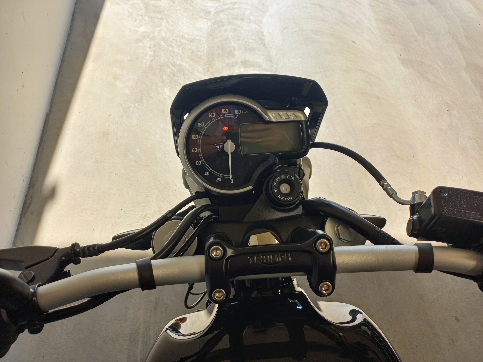 TRIUMPH Tracker 400-showroom-element-3